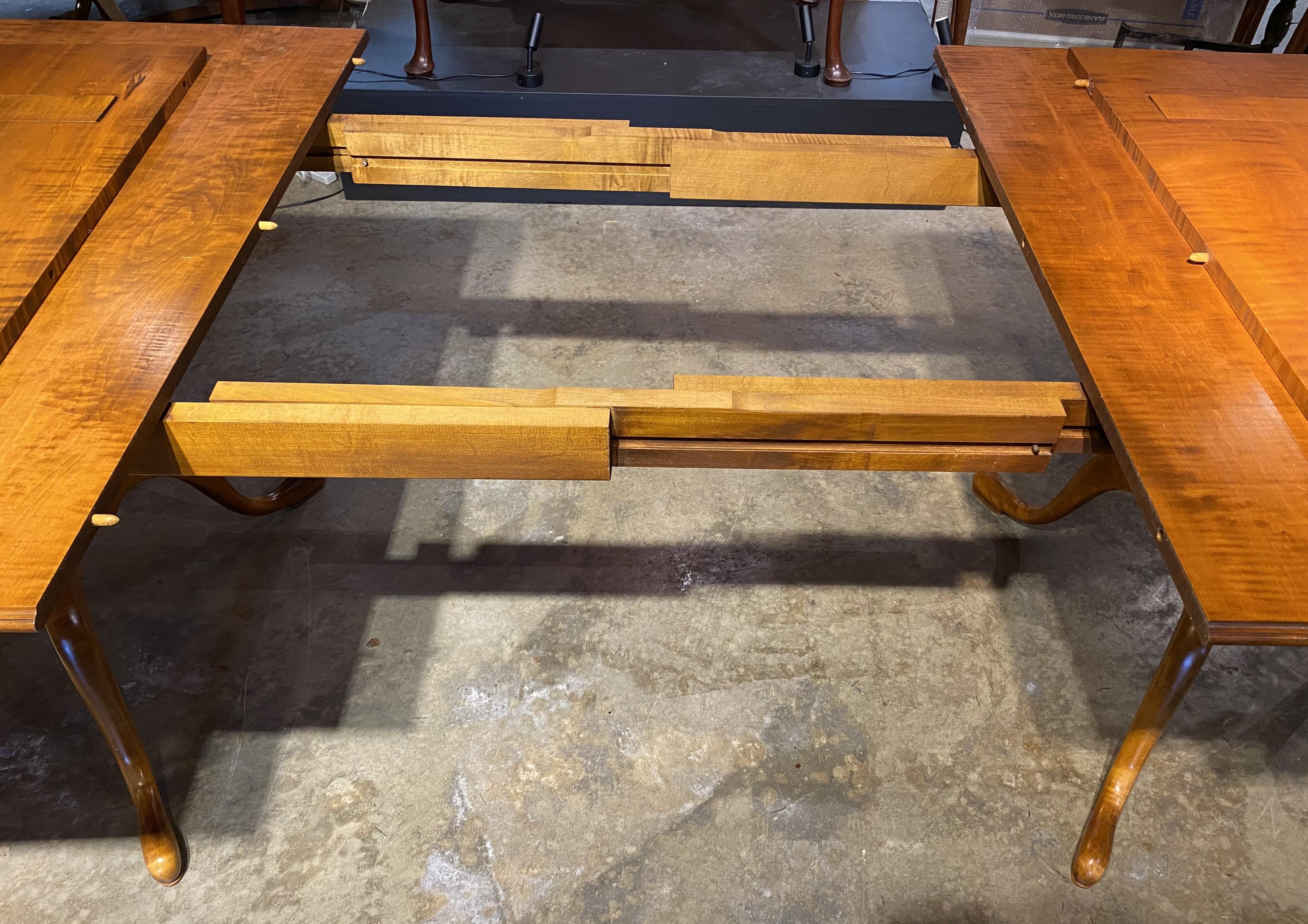 D.R. Table de salle à manger Dimes à double piédestal avec deux feuilles et six chaises en vente 1