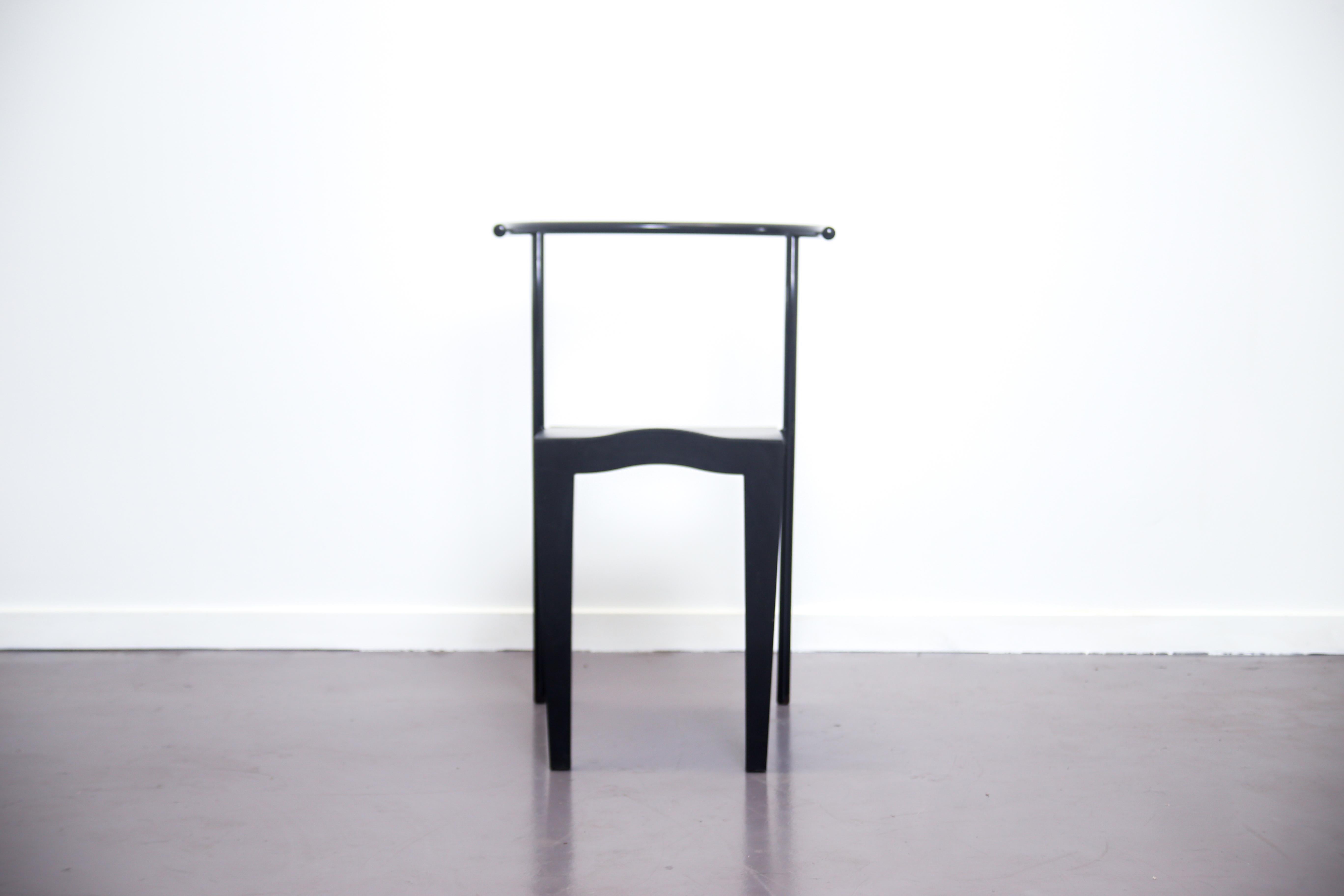 Cette chaise Dr. Glob a été conçue par Philippe Starck pour Kartell en 1988. La chaise Dr. Glob est née de l'idée de combiner différents matériaux pour obtenir une plus grande rigidité structurelle et une approche innovante du design:: elle joue