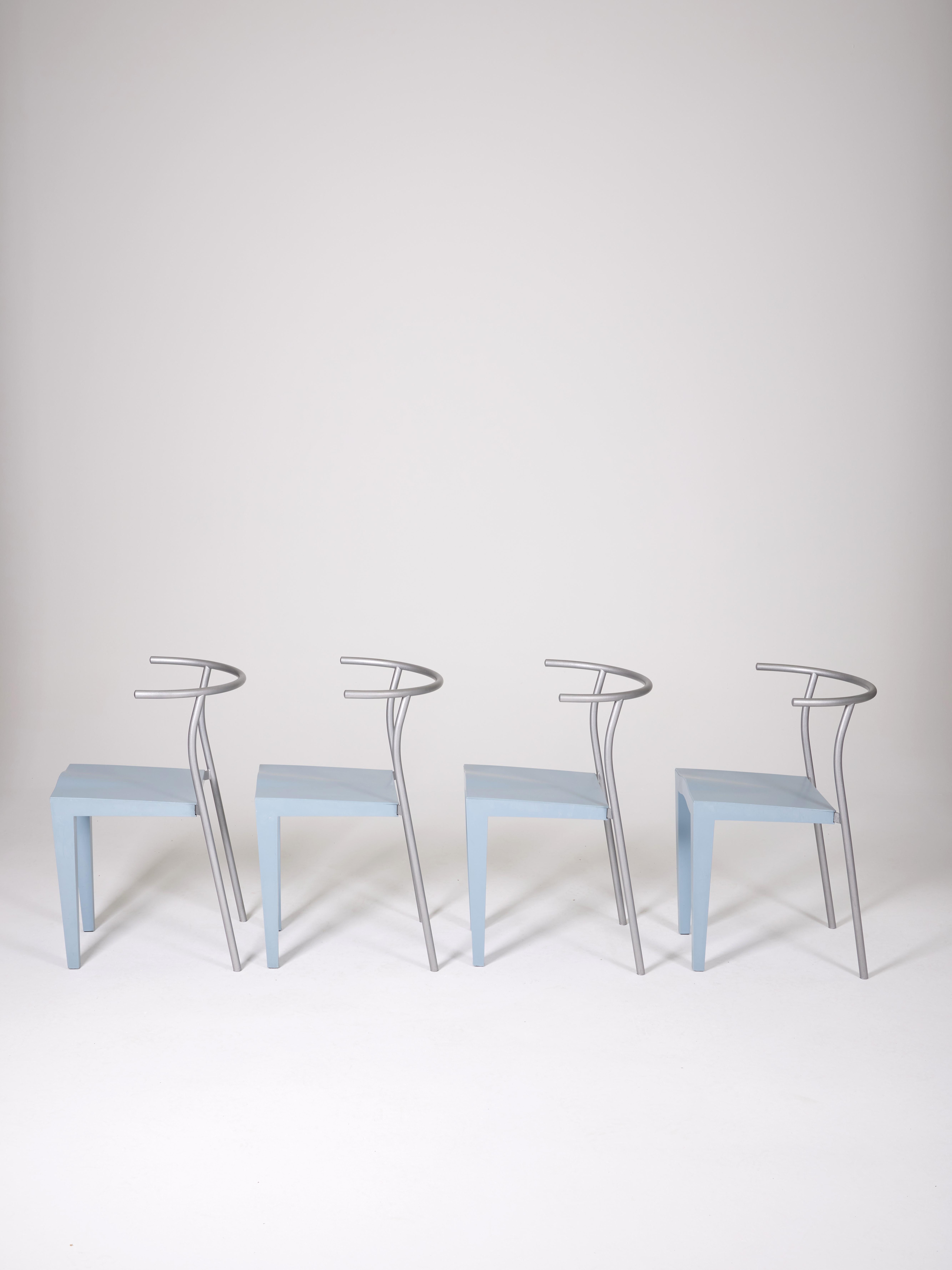 Ensemble de 4 chaises bleues Dr Glob de Philippe Starck. Edition Kartell, Italie 1988, daté sous le siège. Structure en métal tubulaire verni, assise en polypropylène. Très bon état.