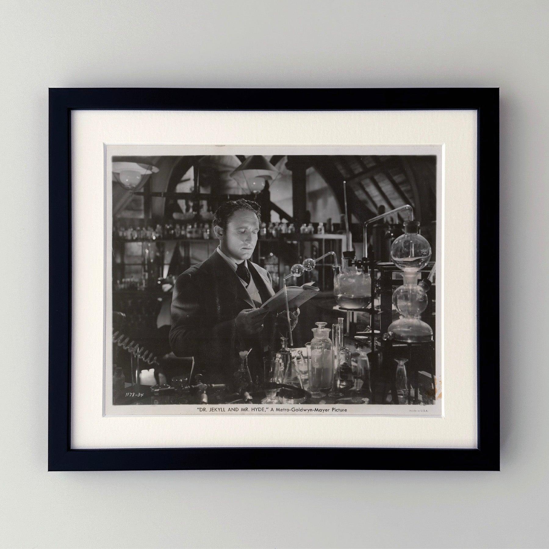 Foto pubblicitaria originale 8x10 pollici per Dr Jekyll e Mr. Hyde (1941) con Spencer Tracy, Ingrid Bergman e Lana Turner e diretto da Victor Fleming.

Le foto pubblicitarie (film/produzione) sono state create per aiutare gli studios a promuovere i