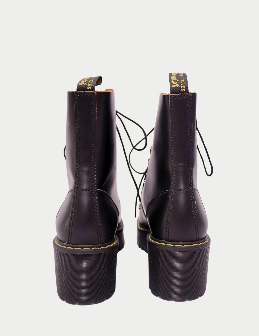 Dr. Martens Bottes de combat à plateforme en cuir noir

Voici vos nouvelles bottes : les bottes de combat à plateforme en cuir noir Dr. Martens, un mélange parfait de rébellion et de fraîcheur intemporelle. Confectionnées en cuir lisse durable avec