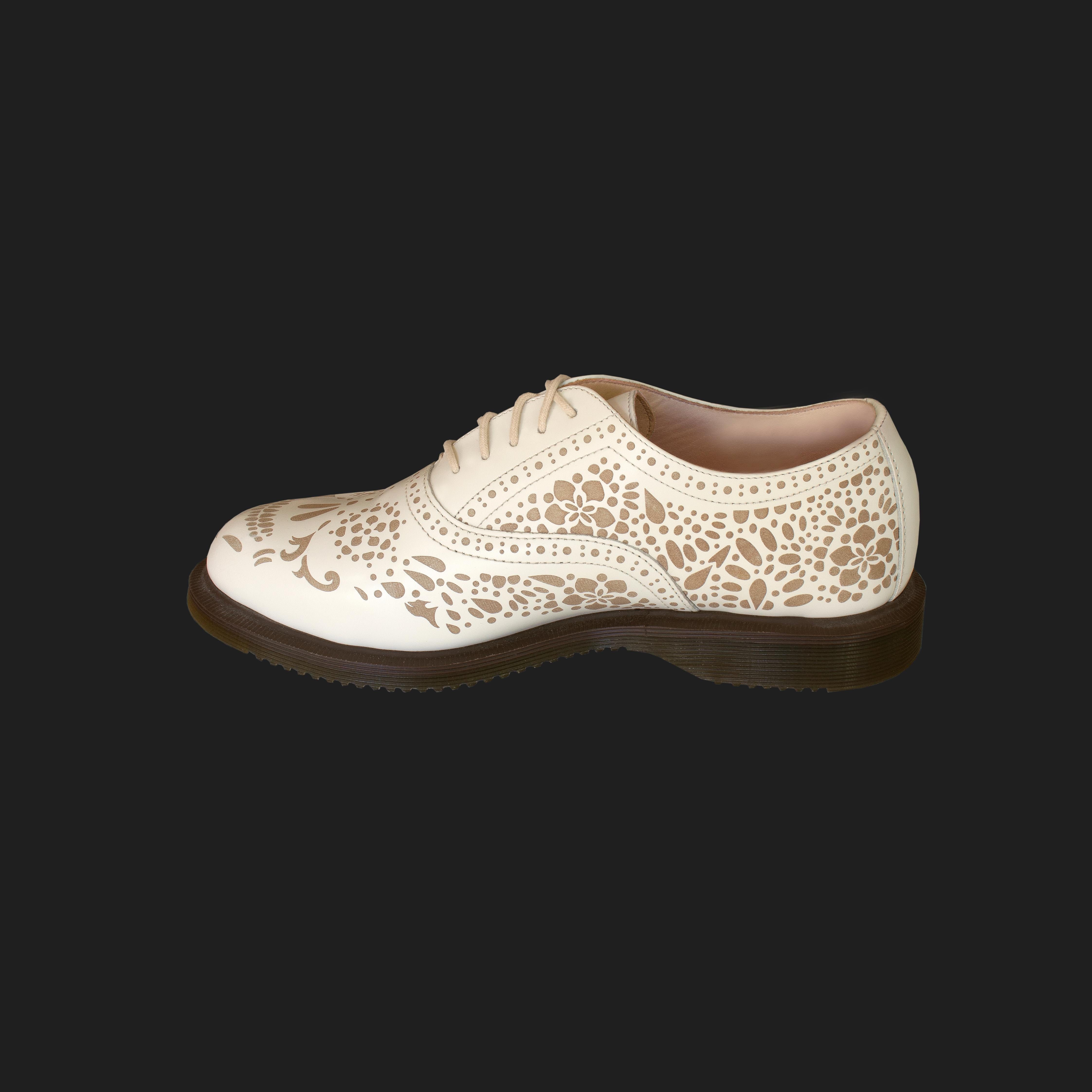 Product Details: DR MARTENS - Kensington Aila Skull Etched Brogues - UK 5  - Off White + Tan Detailing - Tan Leather Lining - Five Eyelet Lace Up Fastening - Thick Rubber Air Ware Sole
Label: DR MARTENS
Fabric Content: Leather / Rubber
Size: UK