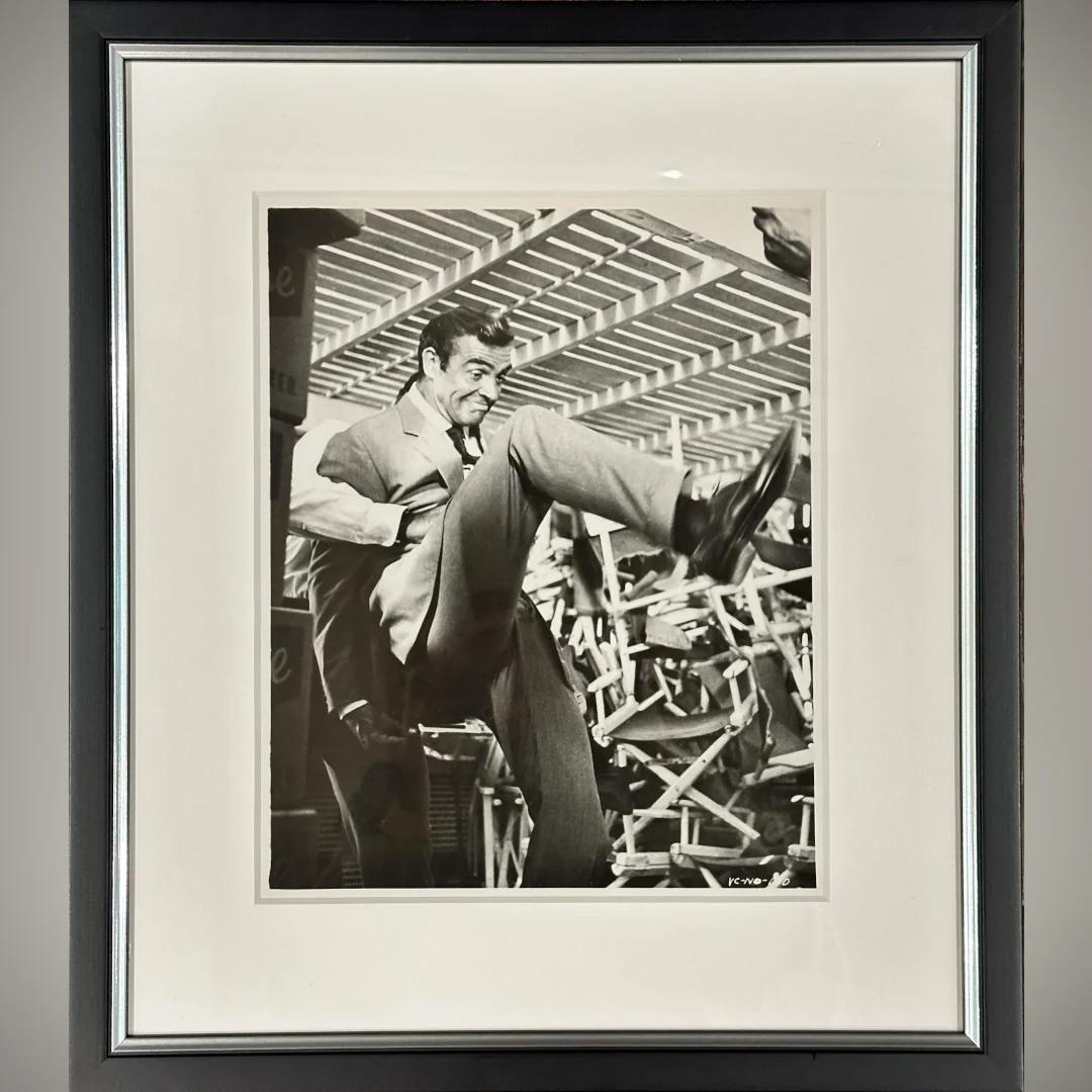 Dr. No (1962) - FRAMED
Photo fixe (8 X 10 pouces)

Publicité photographique originale en n&b de United Artists #VC-NO-010. 

Avec Sean Connery dans le rôle de James Bond. Ce plan dynamique montre 007 en plein combat, donnant un coup de pied puissant