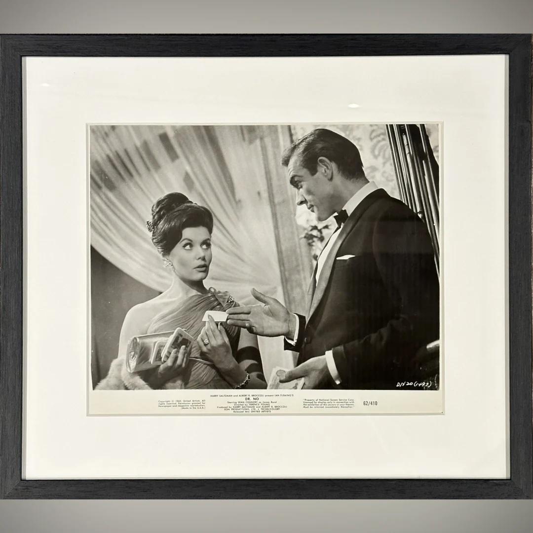 Dr. No (1962) - FRAMED
Foto Standbild (8 X 10 Zoll)

Original United Artists fotografische s/w-Werbung/Produktionsstill #DN20 (1497). 

Auf diesem Bild ist Sean Connery als smarter britischer Geheimagent 007 im eleganten Smoking zu sehen, der sich