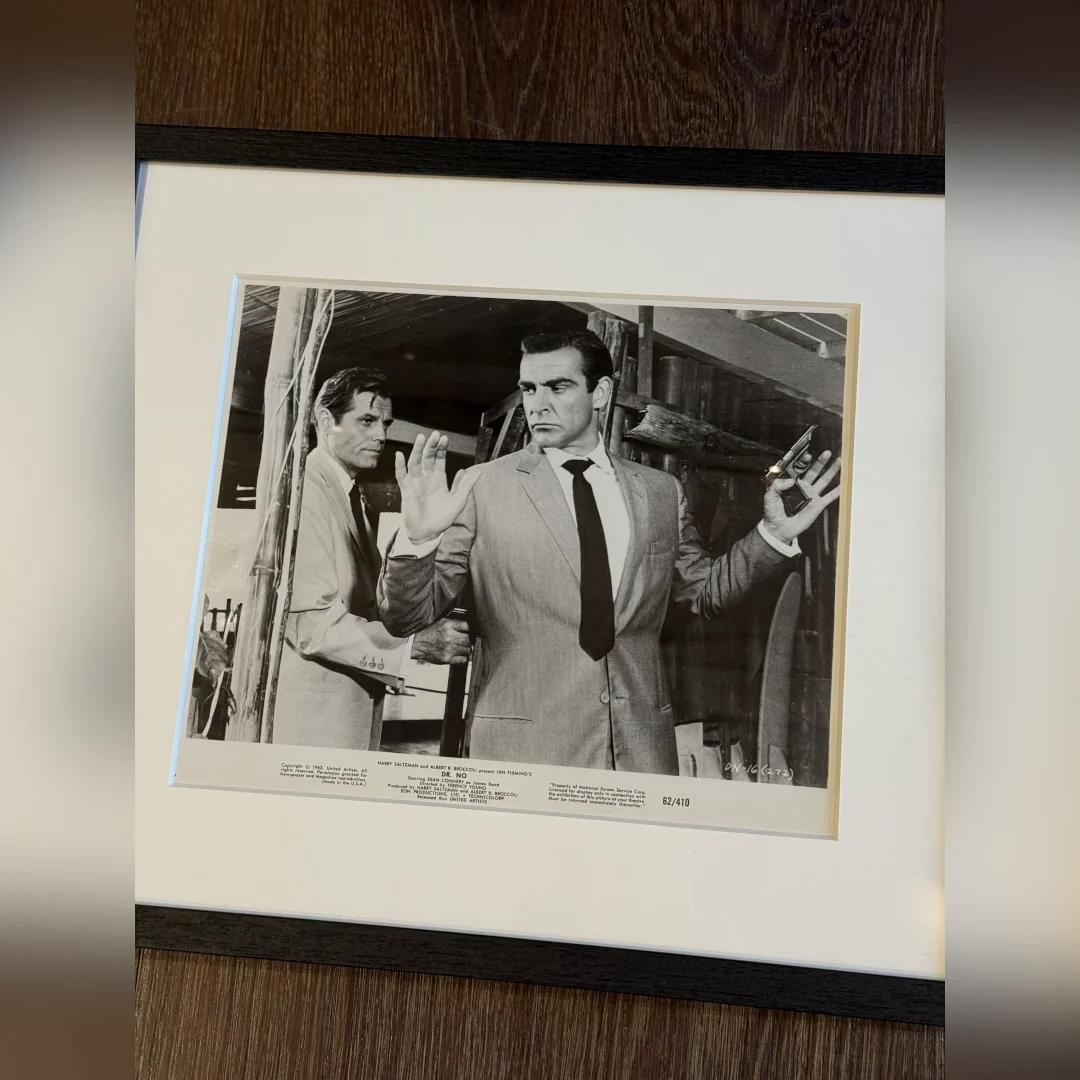 Dr. No (1962) - FRAMED
Foto Standbild (8 X 10 Zoll)

Original United Artists Schwarz-Weiß-Werbung / Foto noch #DN -1 6 ( 272 ).

Dieses beeindruckende Vintage-Standbild zeigt Jack Lord als CIA-Agent Felix Leiter, der bei seinem Debüt als James Bond