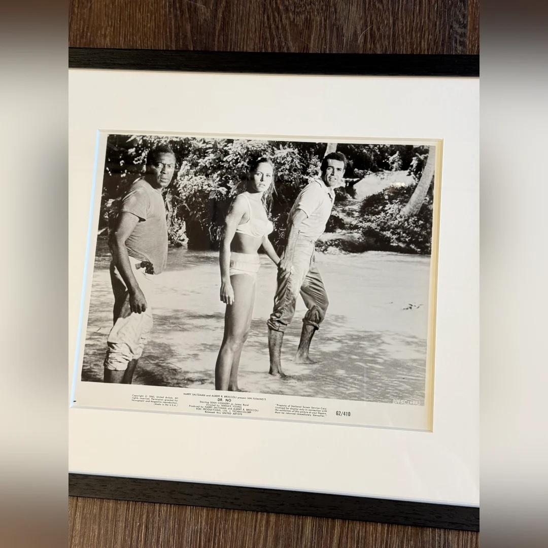 Dr. No (1962) - FRAMED
Foto Standbild (8 X 10 Zoll)

Original United Artists Schwarz-Weiß-Werbung / Foto noch #DN5(1088).

Zensierte Ursula Andress am Strand mit Sean Connery als James Bond, & Kitzmiller! Man beachte, dass Ursula Andress in diesem