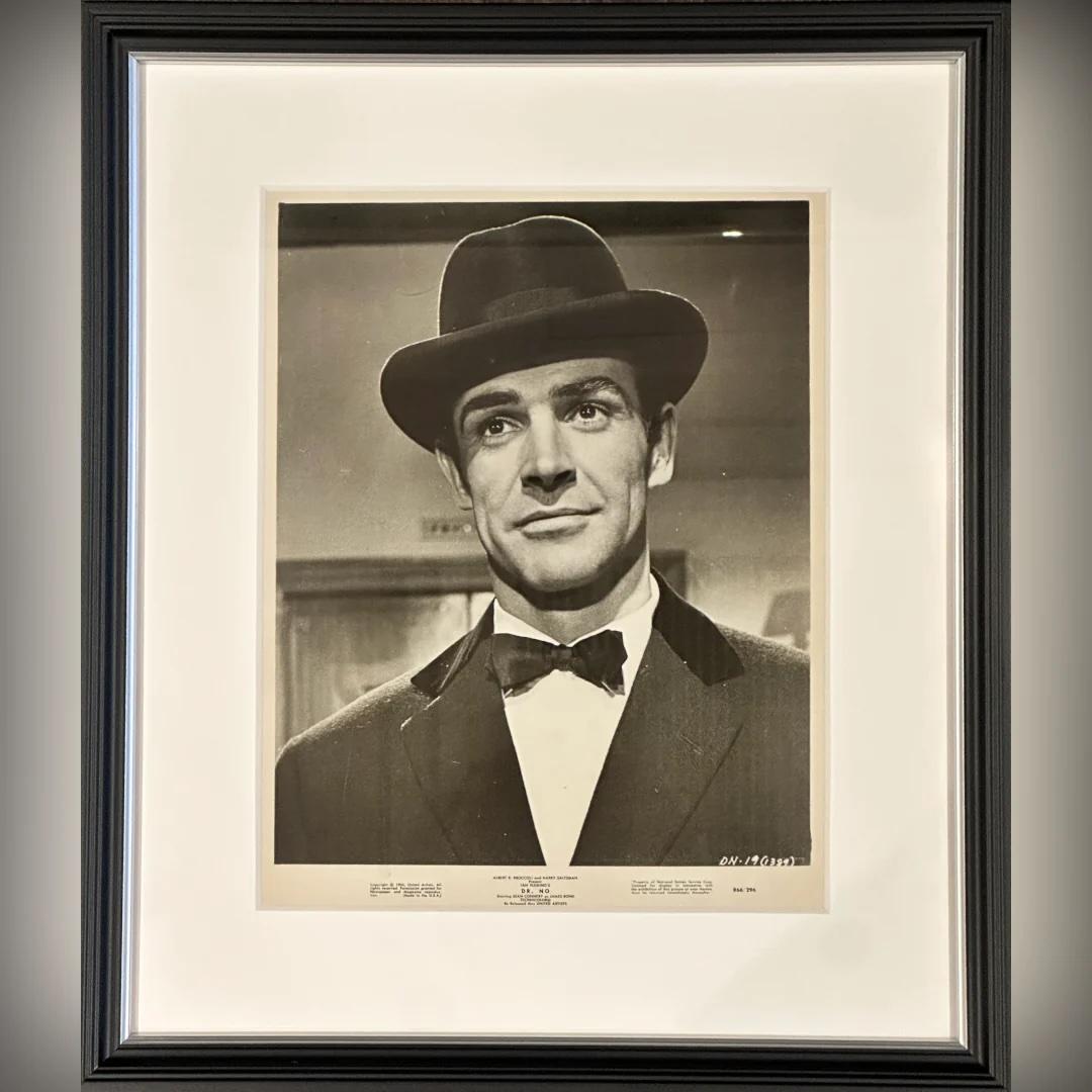 Dr. No/ Dr. No (1966r) - FRAMED
Foto Standbild (8 X 10 Zoll)

Original 1966 Wiederveröffentlichung United Artists fotografisches Produktionsstandbild #DN-19(1389)

Ein gerahmtes Foto von Sean Connery aus dem kultigen Film Dr. No fängt die Essenz von