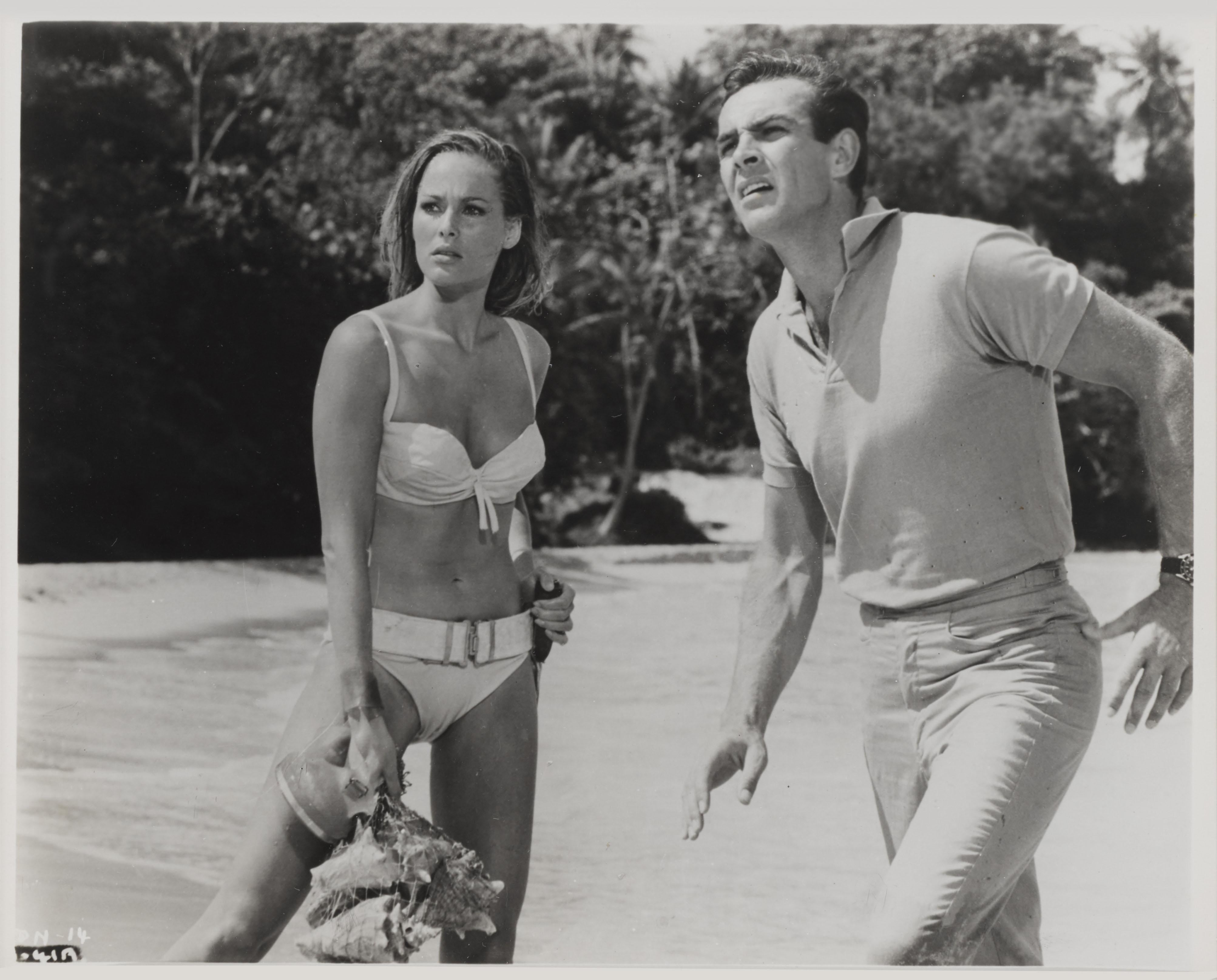 Original-Fotostandbild für den ersten James-Bond-Film Dr. No (1962) mit Sean Connery und Ursula Andress in den Hauptrollen. Die Regie bei diesem Film führte Terence Young.
Dieses Werk ist in einem Sapele-Holzrahmen mit säurefreien Passepartouts und