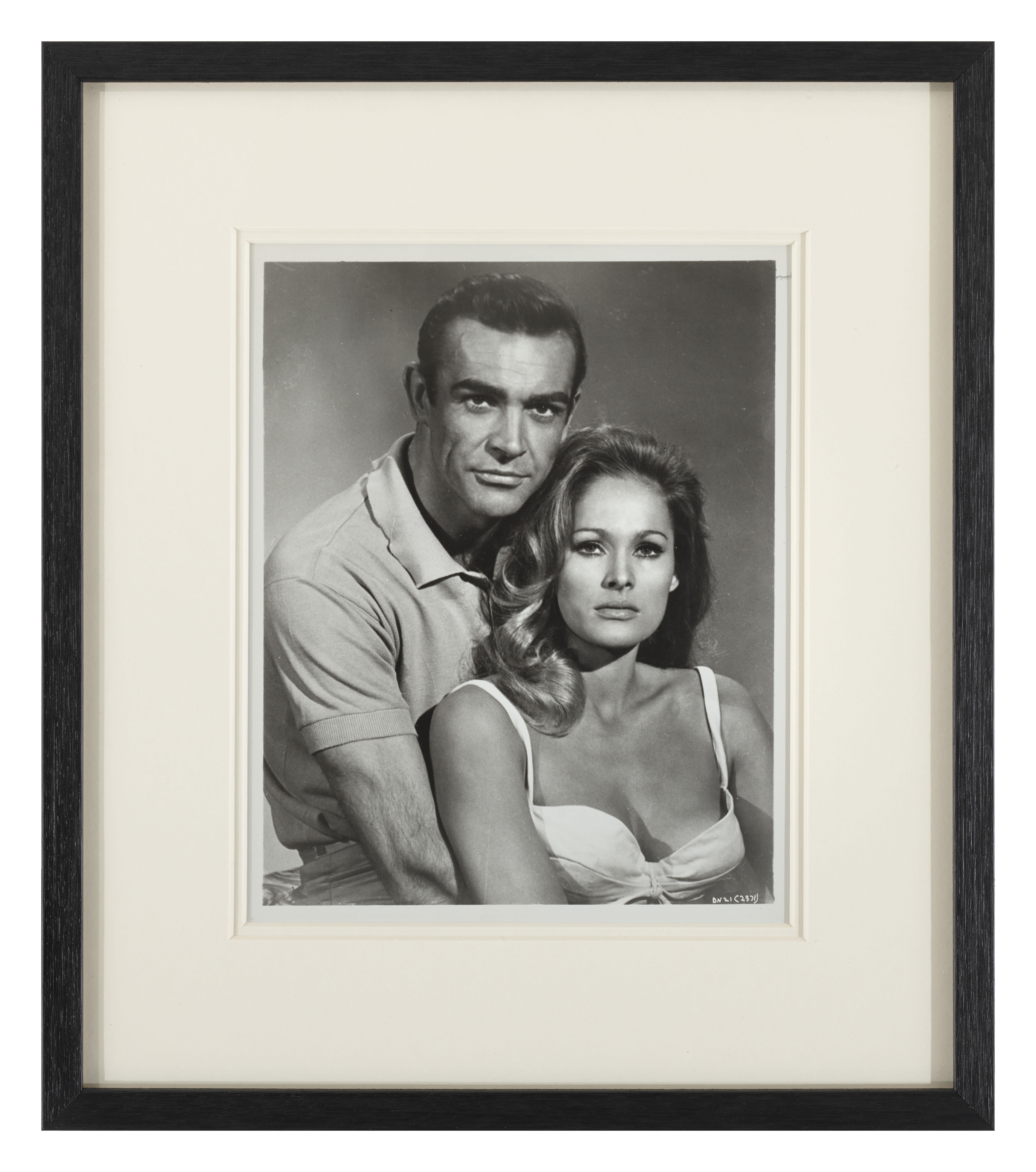 Produzione fotografica originale per il primo film di James Bond Dr. No (1962) con Sean Connery e Ursula Andress. Questo film è stato diretto da Terence Young. Questo pezzo è incorniciato in una cornice in legno Sapele con supporti in cartoncino