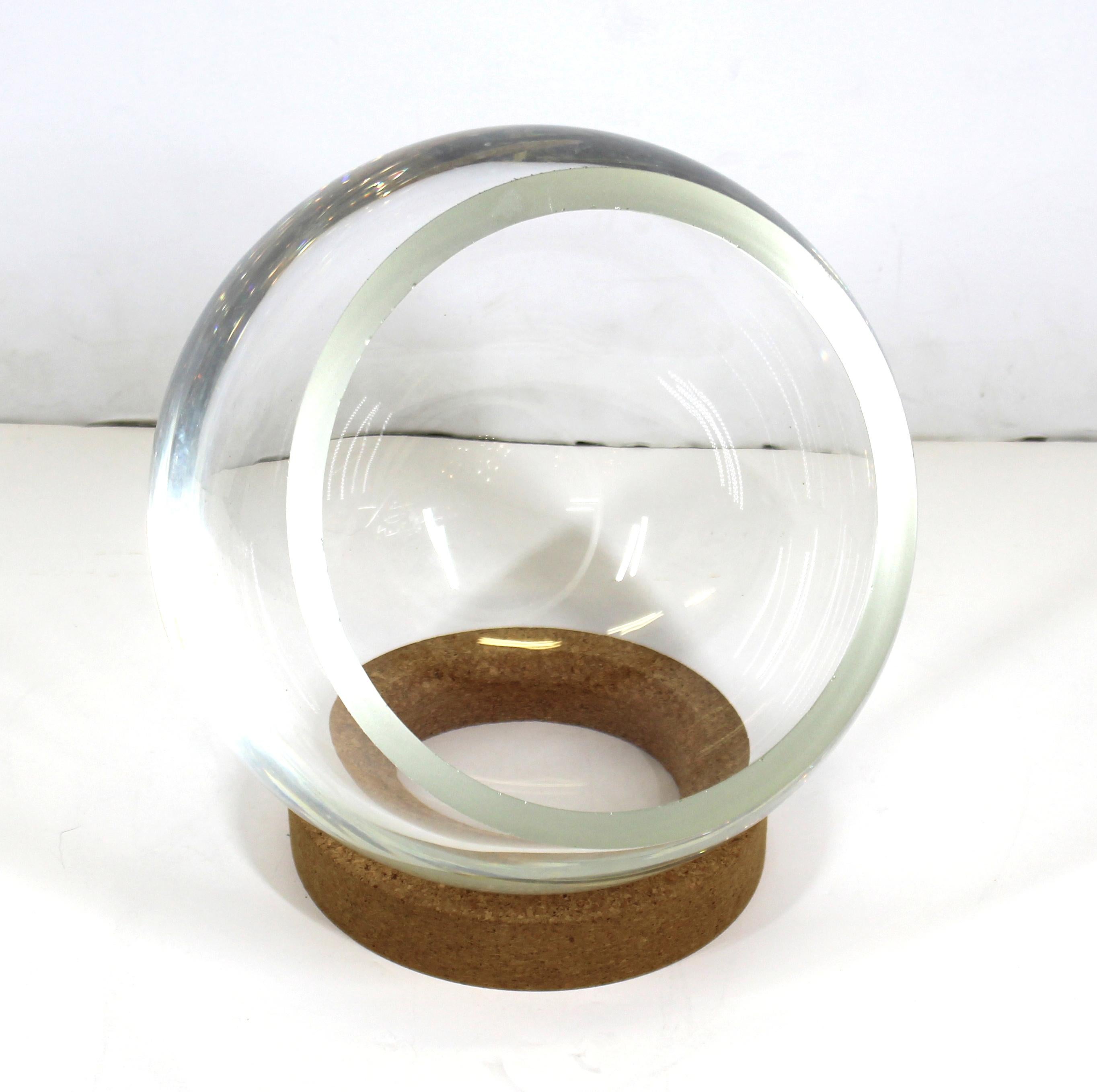 Modernistische Glasschale von Peter Schlumbohm auf Korksockel (amerikanisch) im Angebot