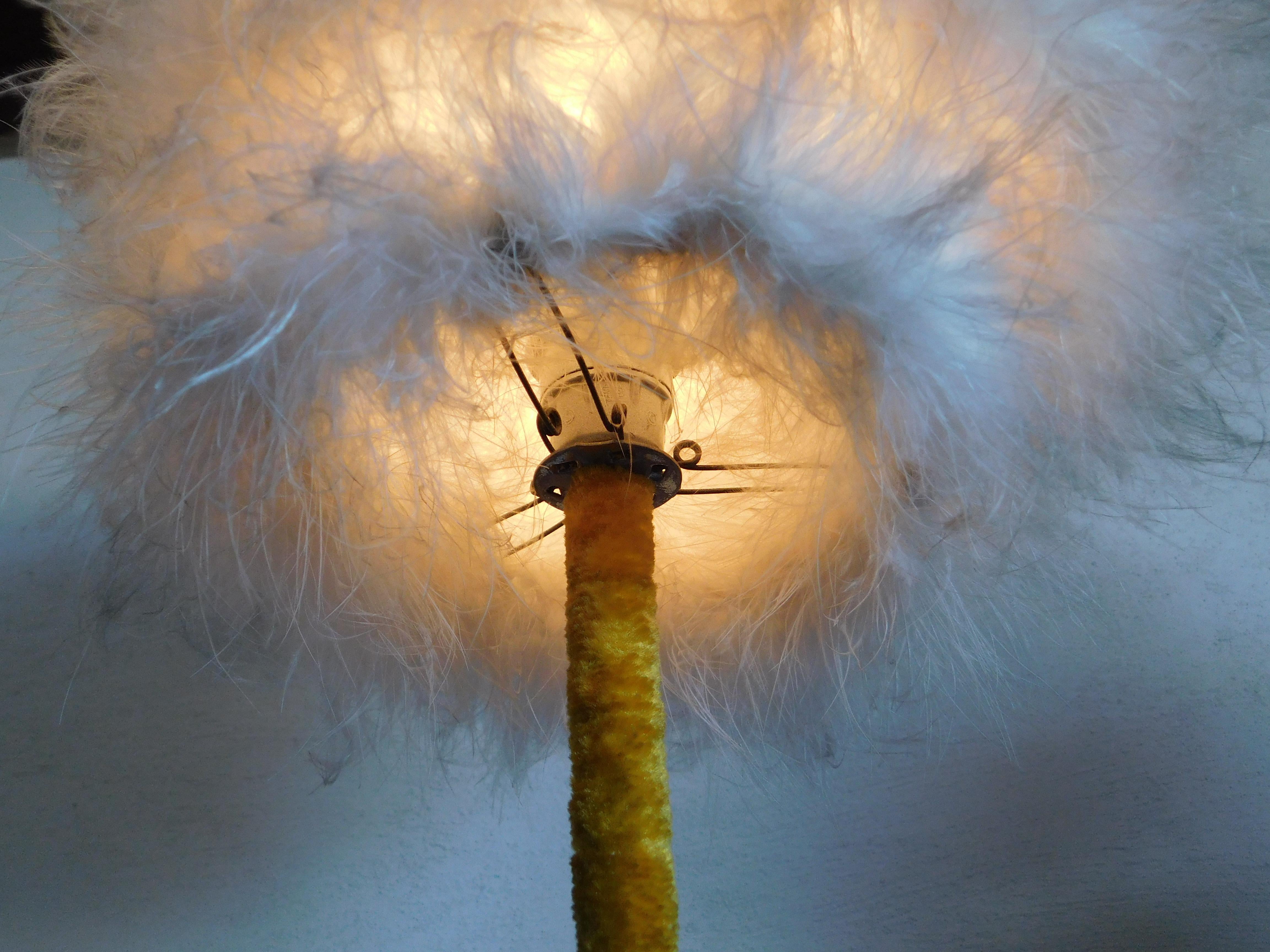 Dr Seuss-Esque Vintage French Feather and Velvet Table Lamp im Zustand „Gut“ im Angebot in Antwerp, BE