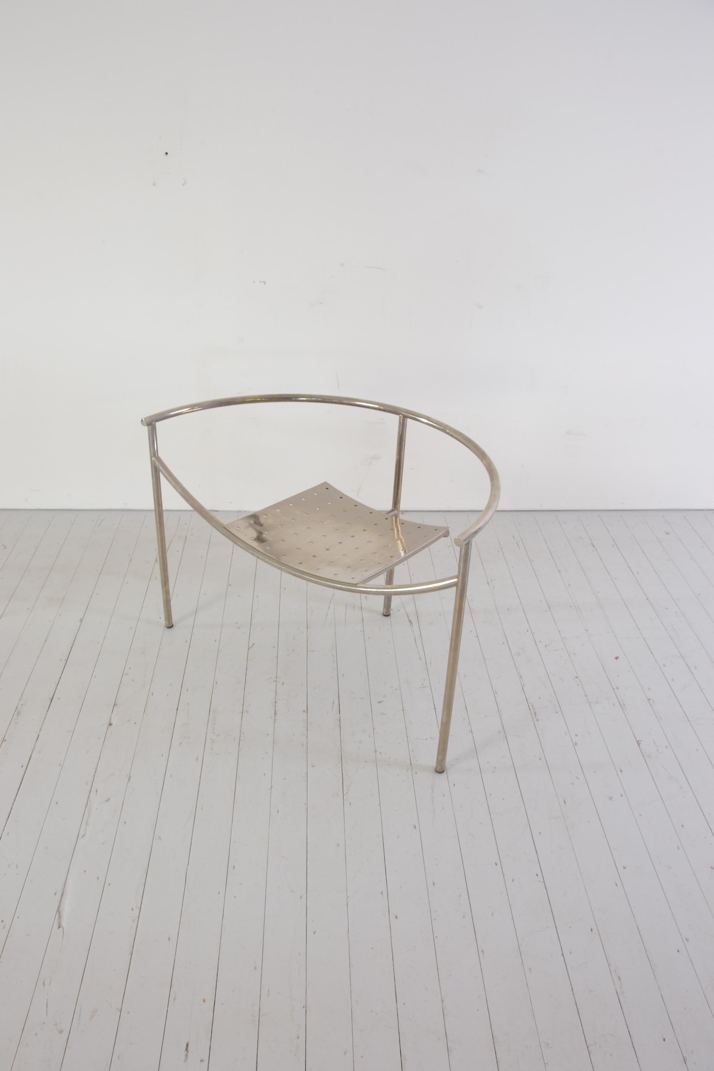 Du designer français Philippe Starck, la chaise Dr. Sonderbar en acier nickelé avec assise perforée. Produit par XO France dans les années 1980.