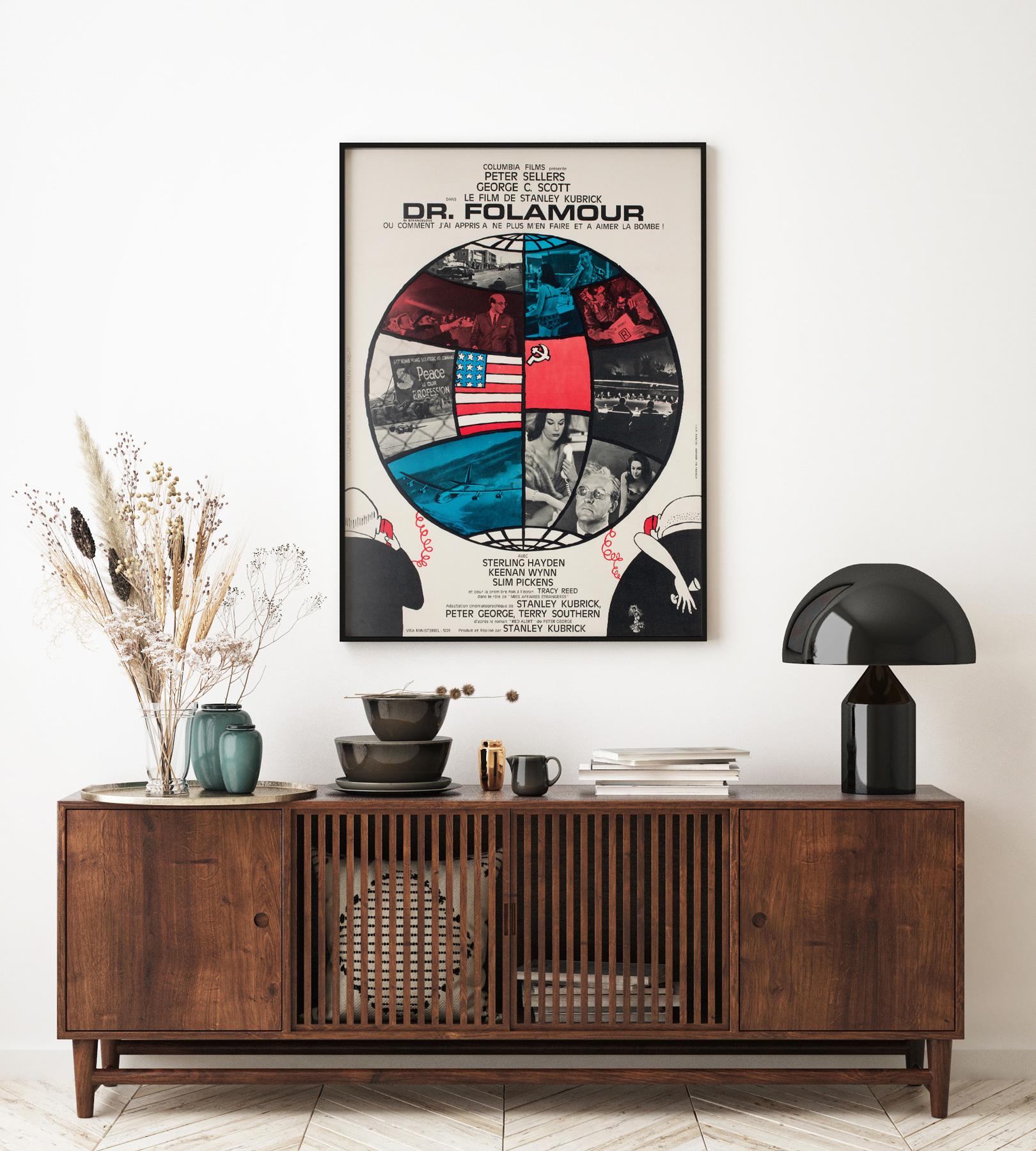 Fabuleuse affiche de Moyenne française de première année pour le classique Dr. Strangelove (Dr. Folamour) de Stanley Kubrick avec Peter Sellers, George C. Scott et Sterling Hayden. Une affiche rare et charmante avec l'un des meilleurs designs pour