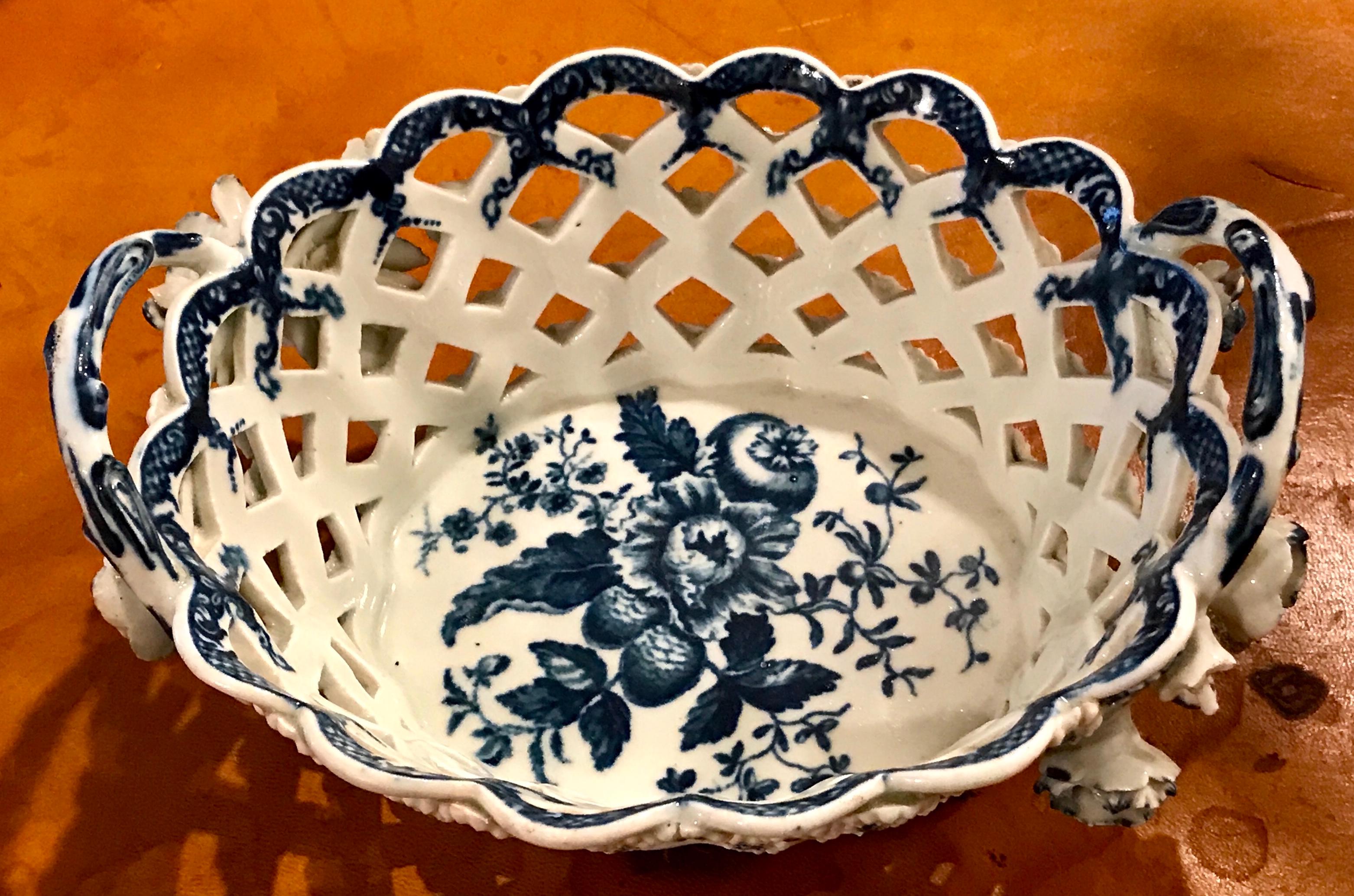 Dr. Wall Period Worcester Porcelain Blue and White Basket In Good Condition For Sale In Atlanta, GA