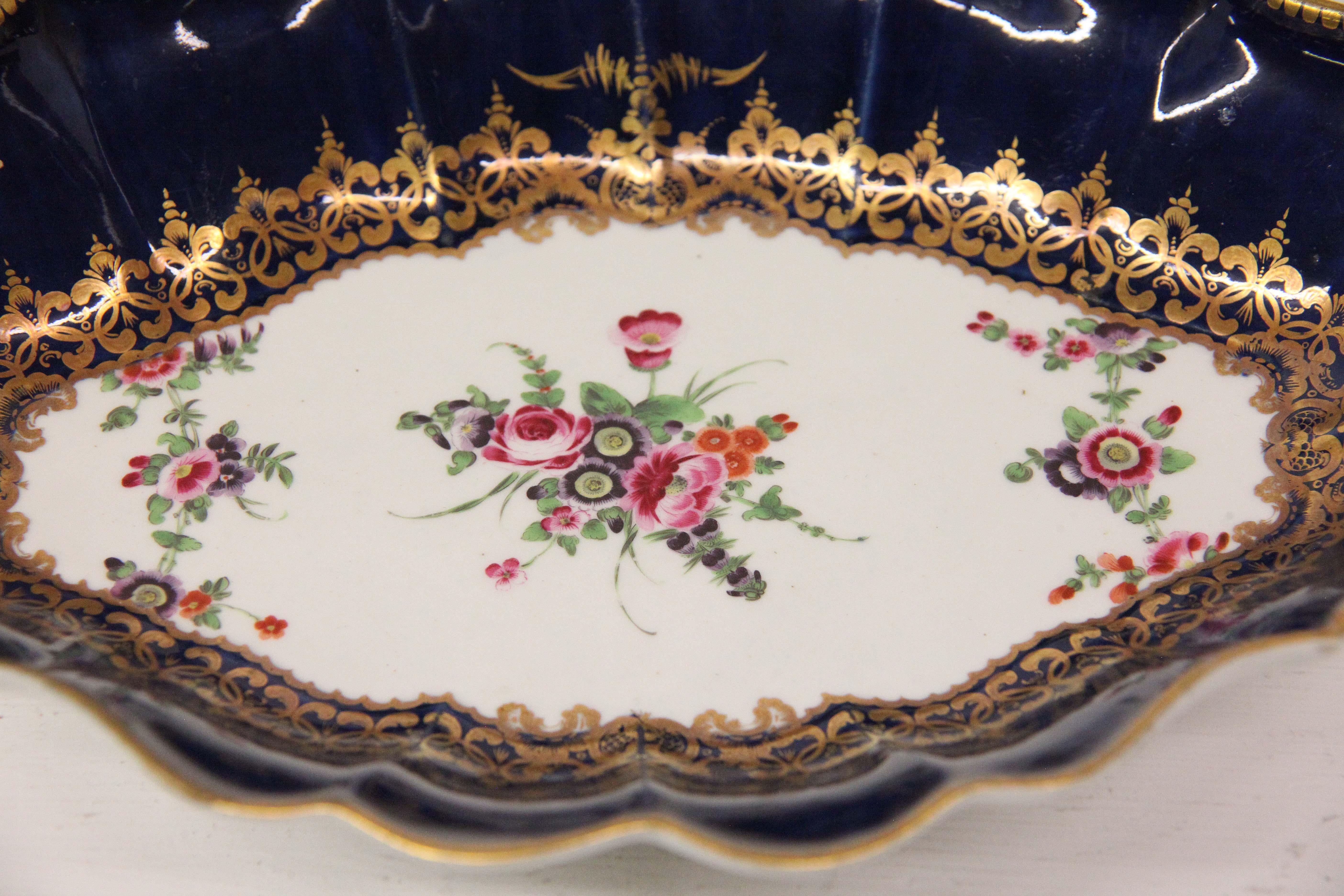Dr. Wall Worcester oval porcelain dish, the navy blue and gilt border with shaped edge, the center with a bouquet of flowers.