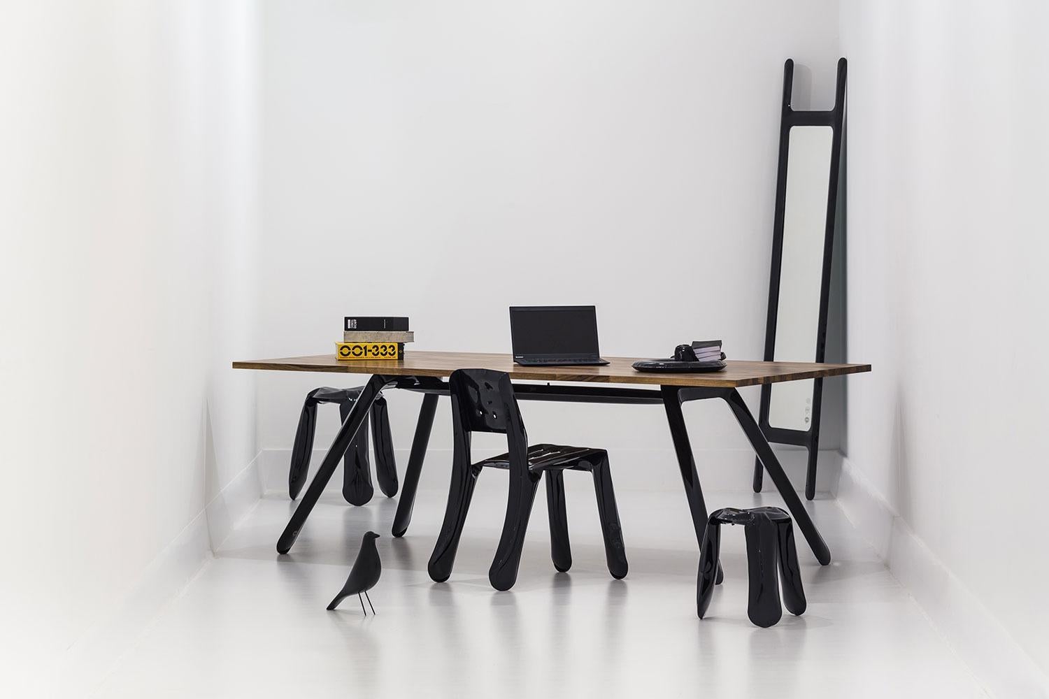 Specchio Drab di Zieta Prozessdesign
Acciaio colorato (nero, bianco o grigio) o acciaio inox.

Misure: 188 x 46 x 6 cm

Zieta è conosciuto soprattutto per la sua collezione di sgabelli 