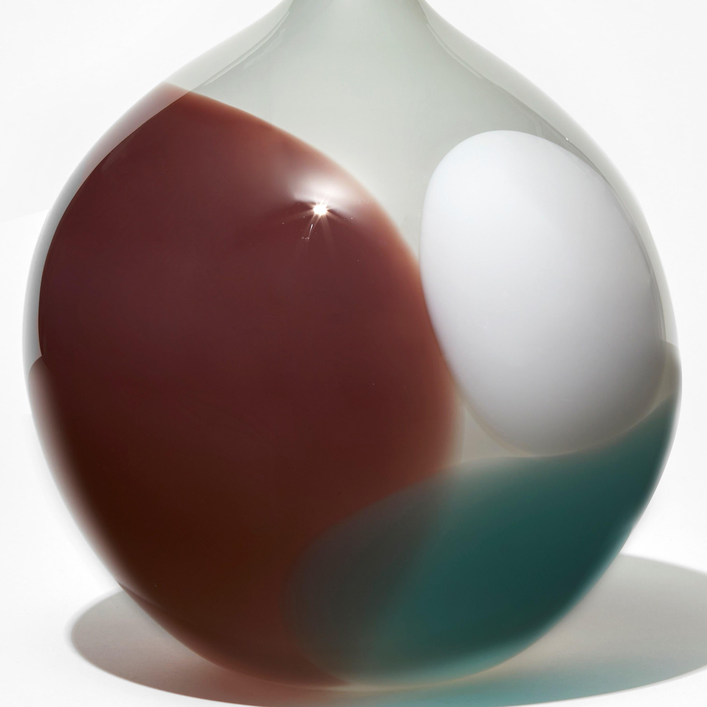  Dracocephalum-Glasgefäß aus weißem, mundgeblasenem weißem, braunem undaquafarbenem Glas von Gunnel Sahlin (Organische Moderne) im Angebot