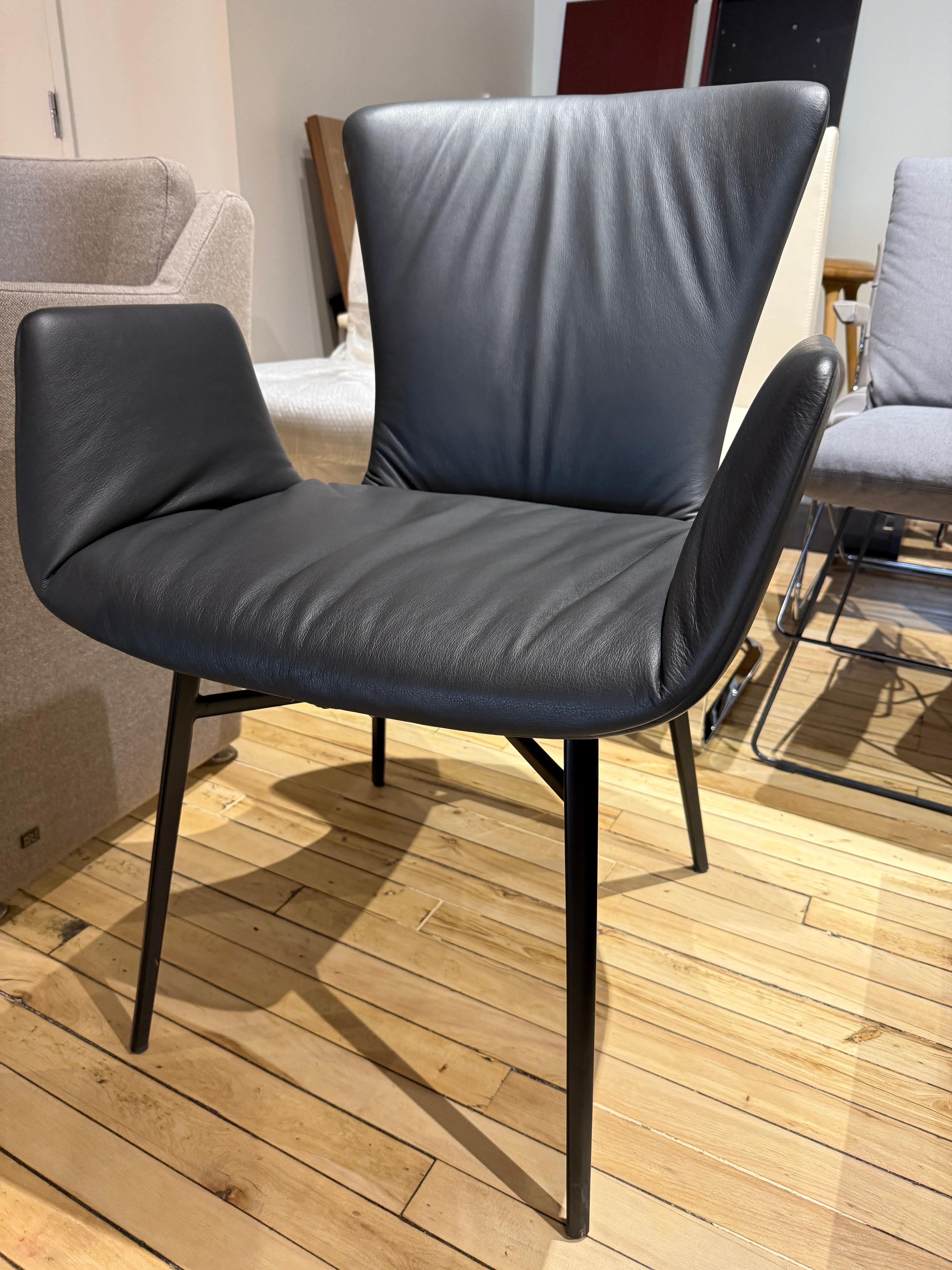 The DEXTER chair with its sweeping contour is formally free-standing. The ultra-soft, fine leather with its drapery provides a relaxed look, which is additionally underlined in combination with the compact shape. 