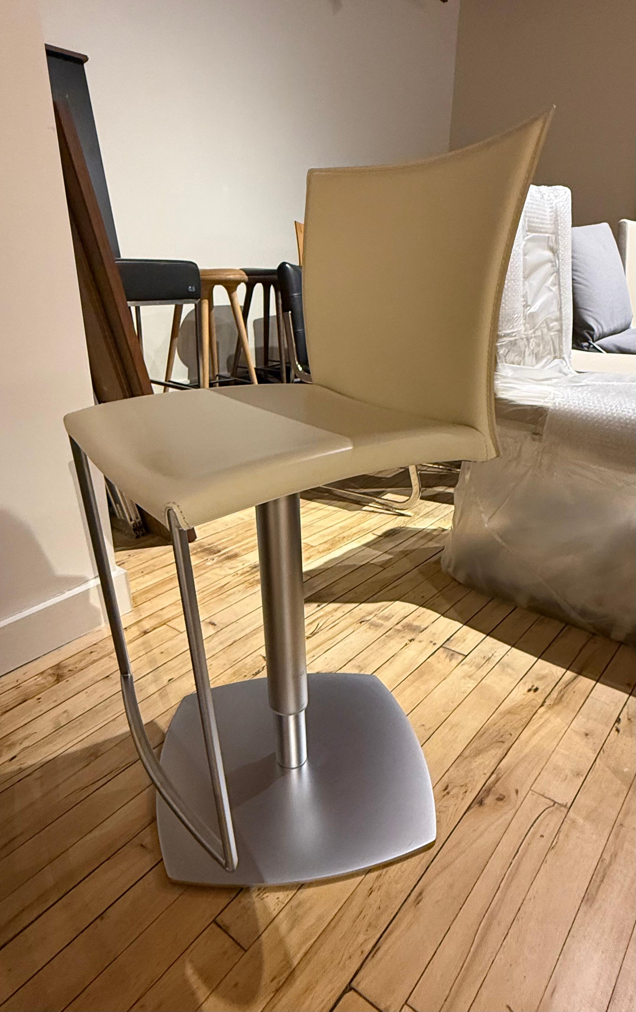 European Draenert 'Nobile' Height Adjusting Stool in Cream Core Leather For Sale