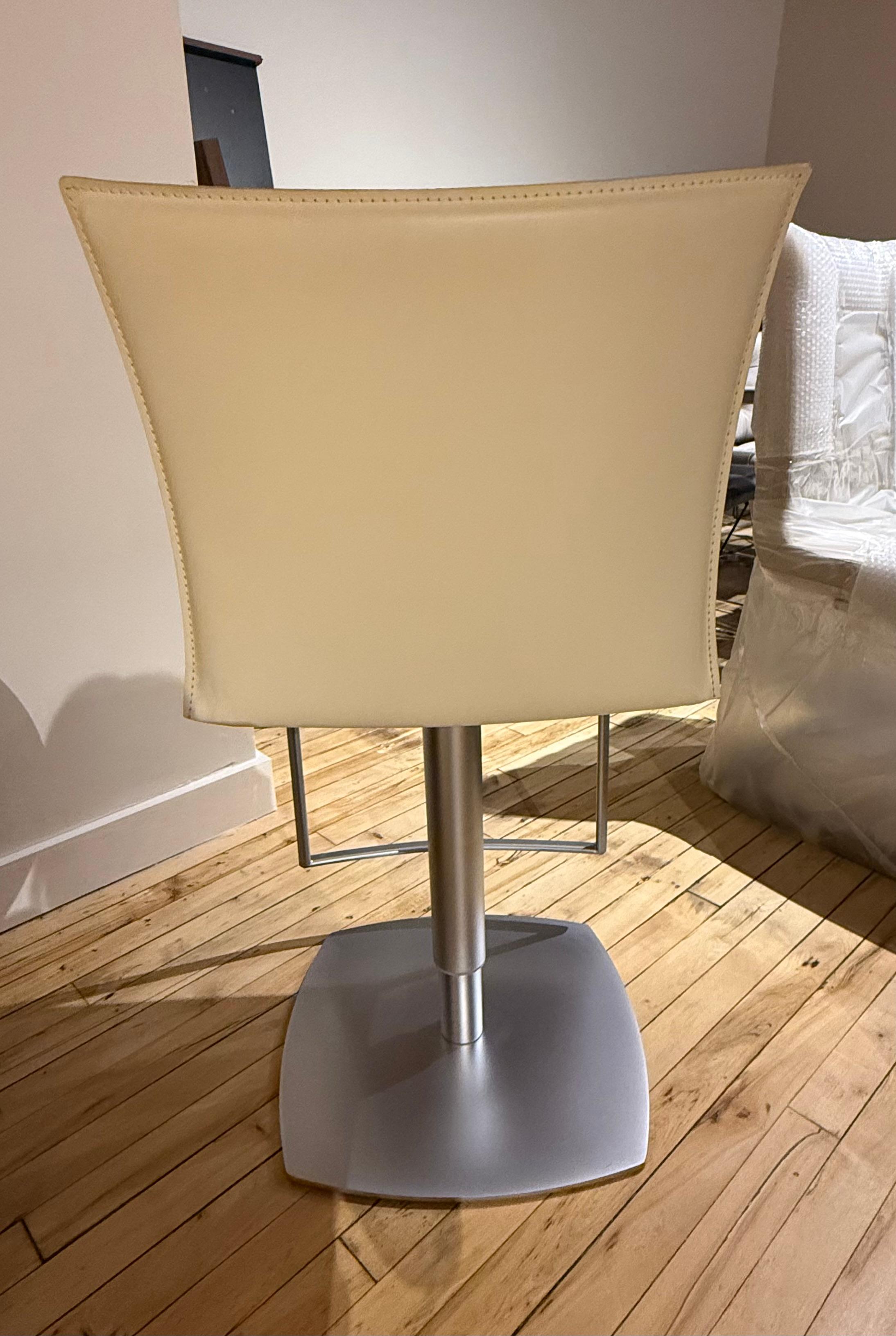 Draenert 'Nobile' Height Adjusting Stool in Cream Core Leather In Good Condition For Sale In Chicago, IL