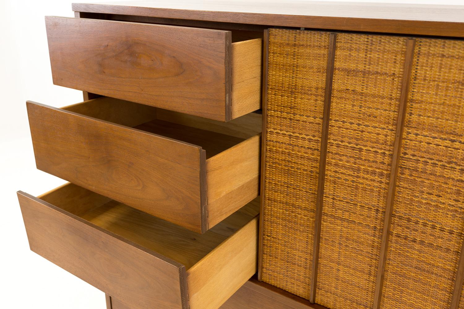 Mainline by Hooker - Cassettiera Highboy a canne del Medio Secolo in vendita 4