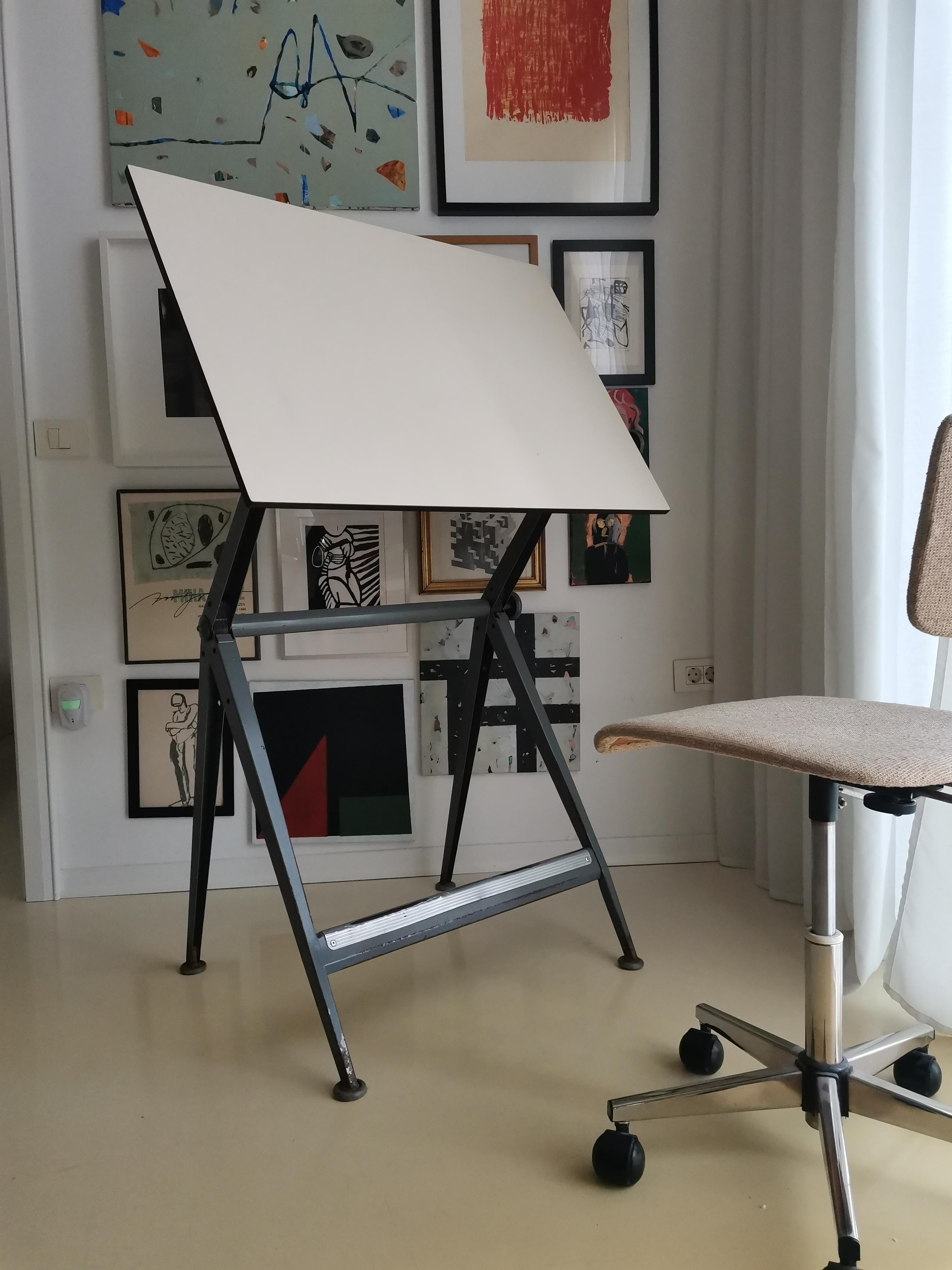 Drafting Table by Friso Kramer & Wilm Rietweld for Ahrend de Cirkel, 1960s

Adjustable working surface.

Beautiful vintage patina.