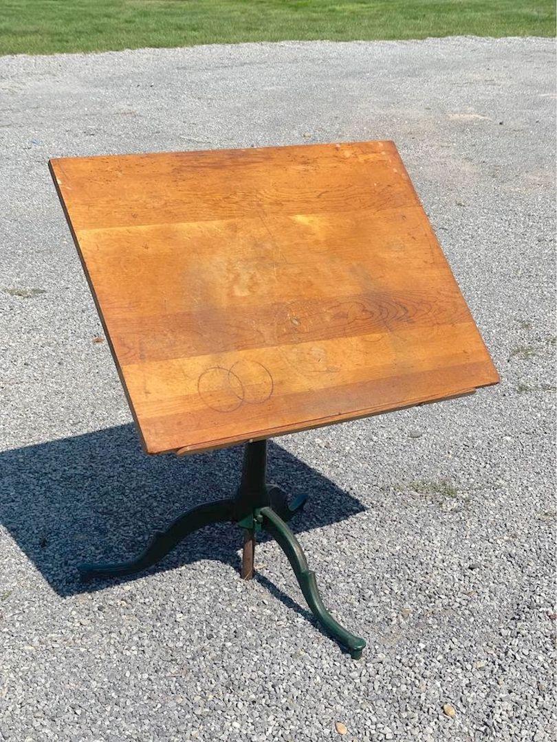 Industriel Table artisanale Anderson à pieds tripodes en fonte, table industrielle Brooklyn en vente