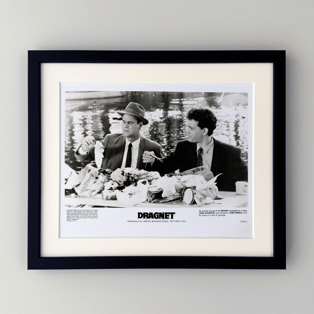 Photo publicitaire originale 8x10 inches pour Dragnet (1987). Réalisé et co-écrit par Tom Mankiewicz. Avec Dan Aykroyd et Tom Hanks

Les photos de publicité (film/production) ont été créées pour aider les studios à promouvoir leurs nouveaux films.