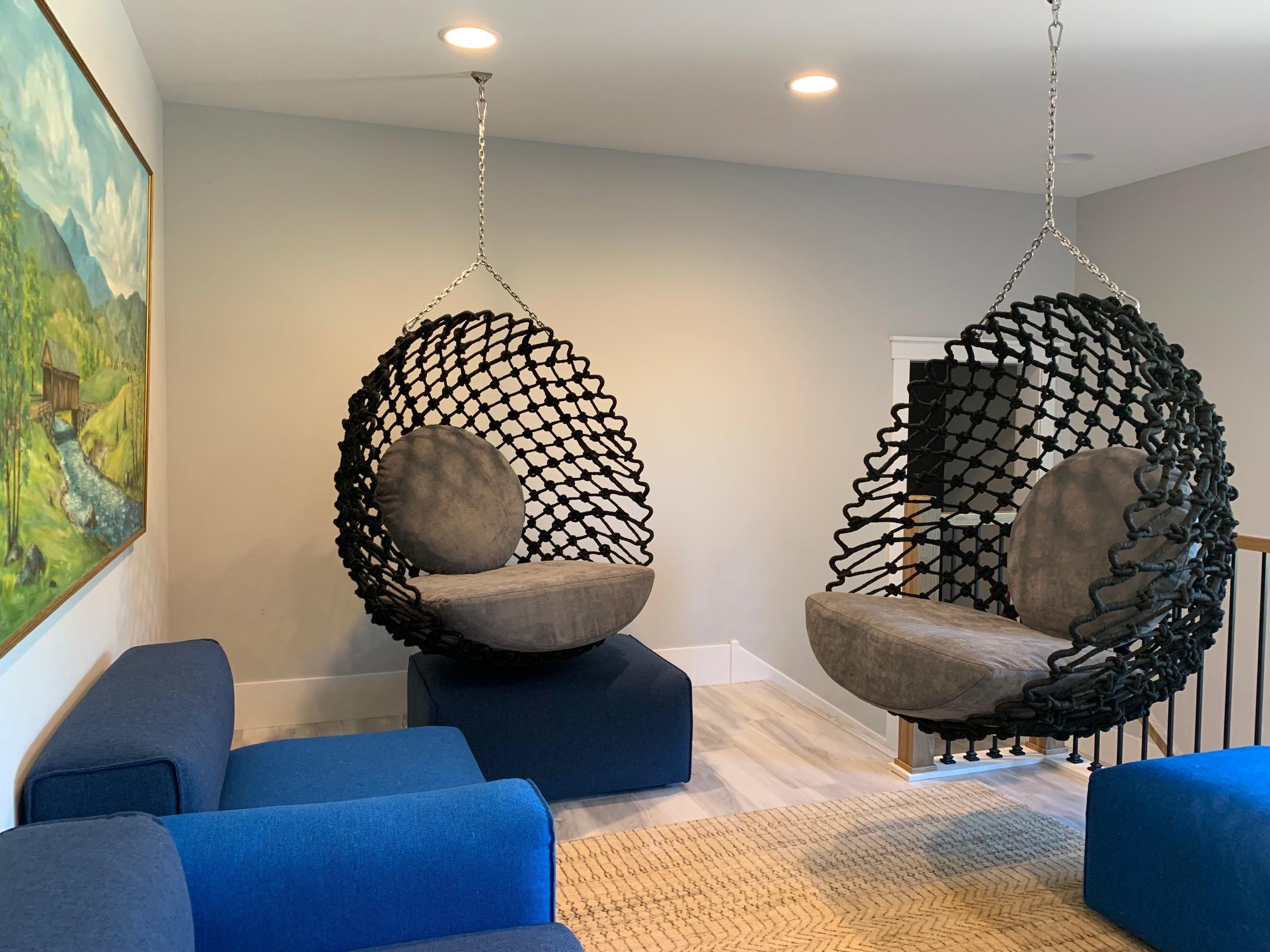 Cet ensemble de 2 chaises balançoires Dragnet de Kenneth Cobonpue a été fabriqué en 2019 et comprend le matériel de suspension.  

Structure en polycoton noir et acier inoxydable avec coussins d'assise et de dossier en velours gris tourterelle.  Les