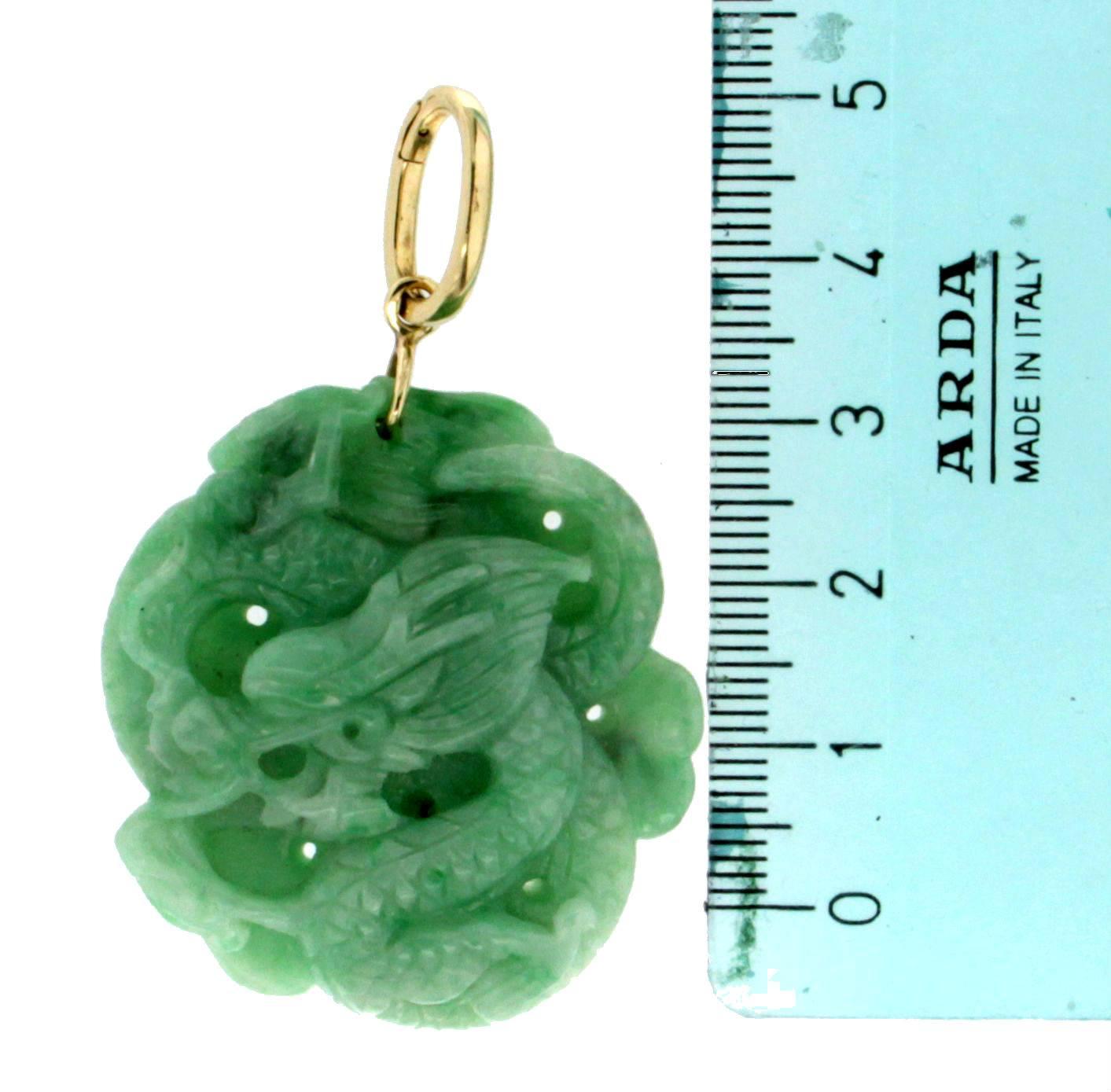 Dragon yellow gold 18 karat jade pendant necklace

Pendant weight 21.70 grams

(the price is without chain)
