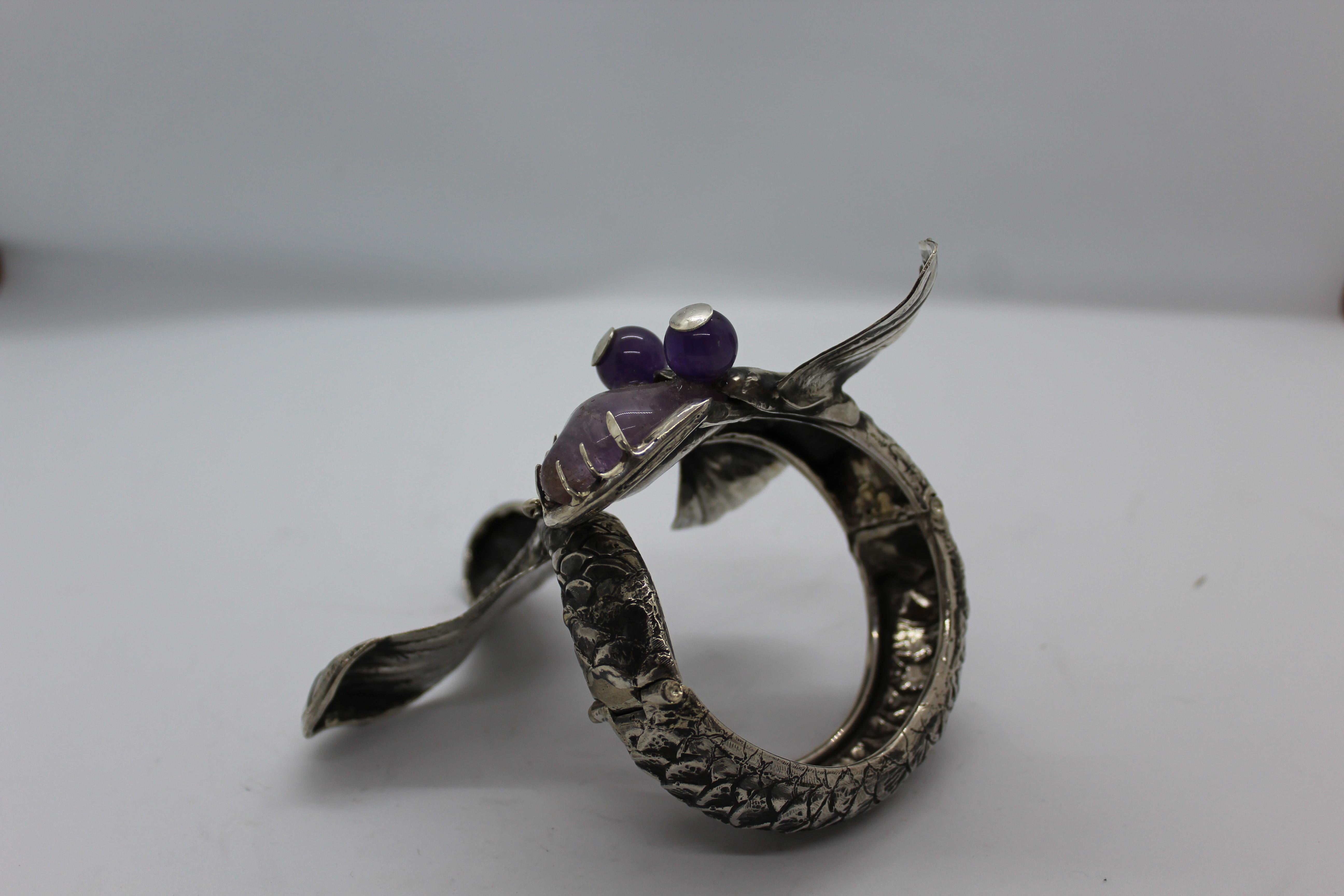 Artiste Bracelet en argent sterling et améthyste représentant un dragon, fait à la main, Italie en vente