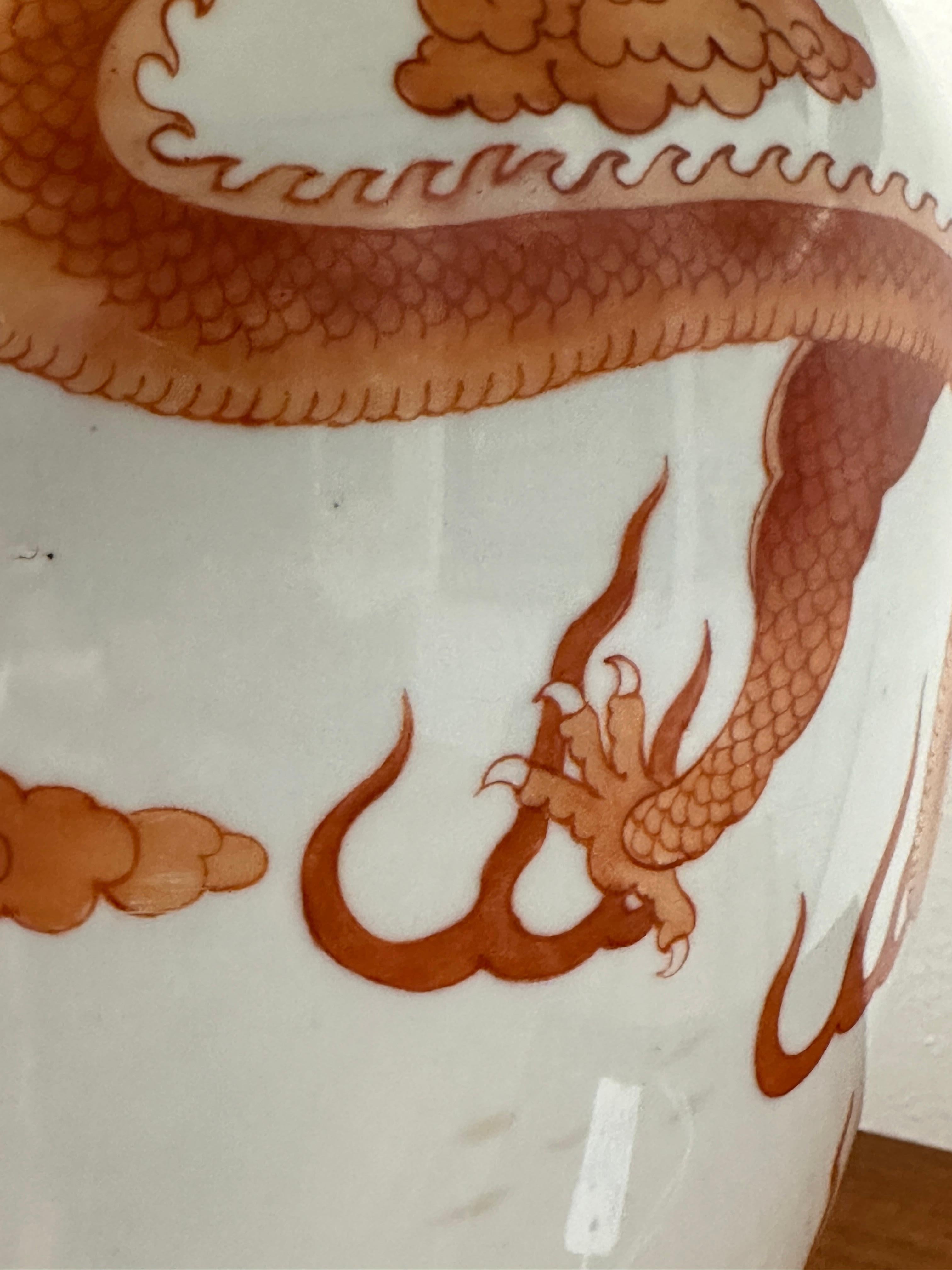 20ième siècle Lampes en porcelaine de Chine à motif de dragon et de Phoenix