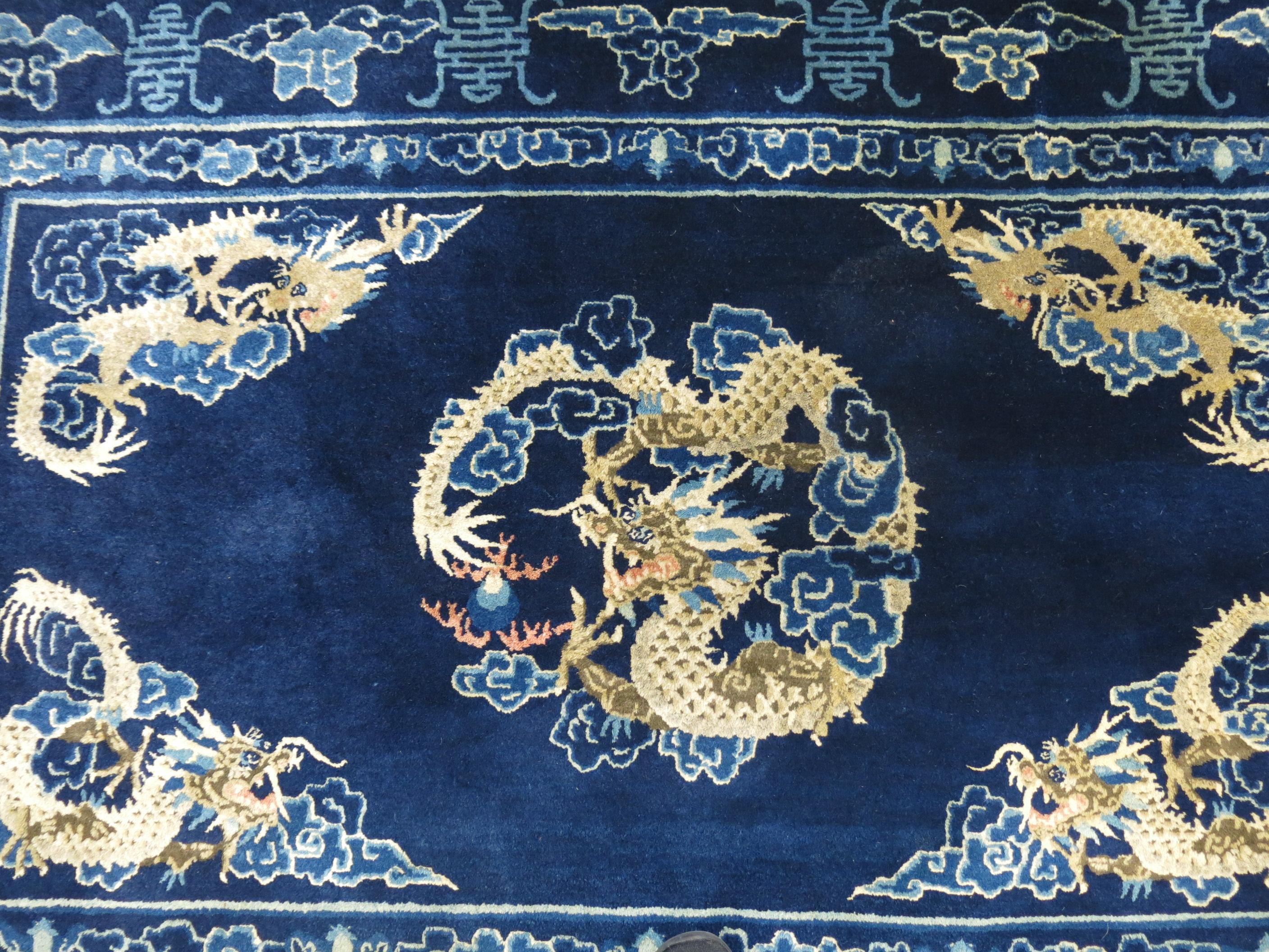 Laine Tapis chinois bleu dragon, milieu du 20e siècle en vente