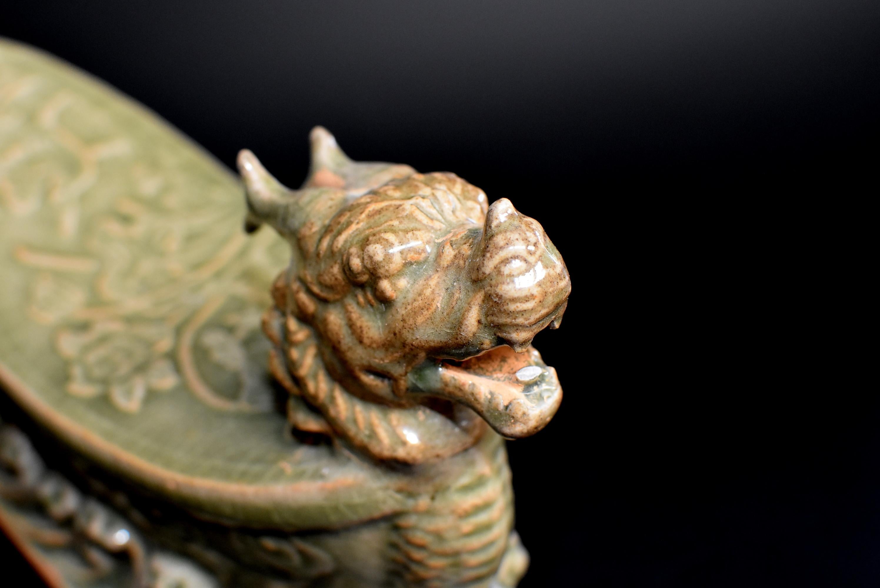 20ième siècle Coussin long en céramique Quan Kiln en forme de dragon en vente