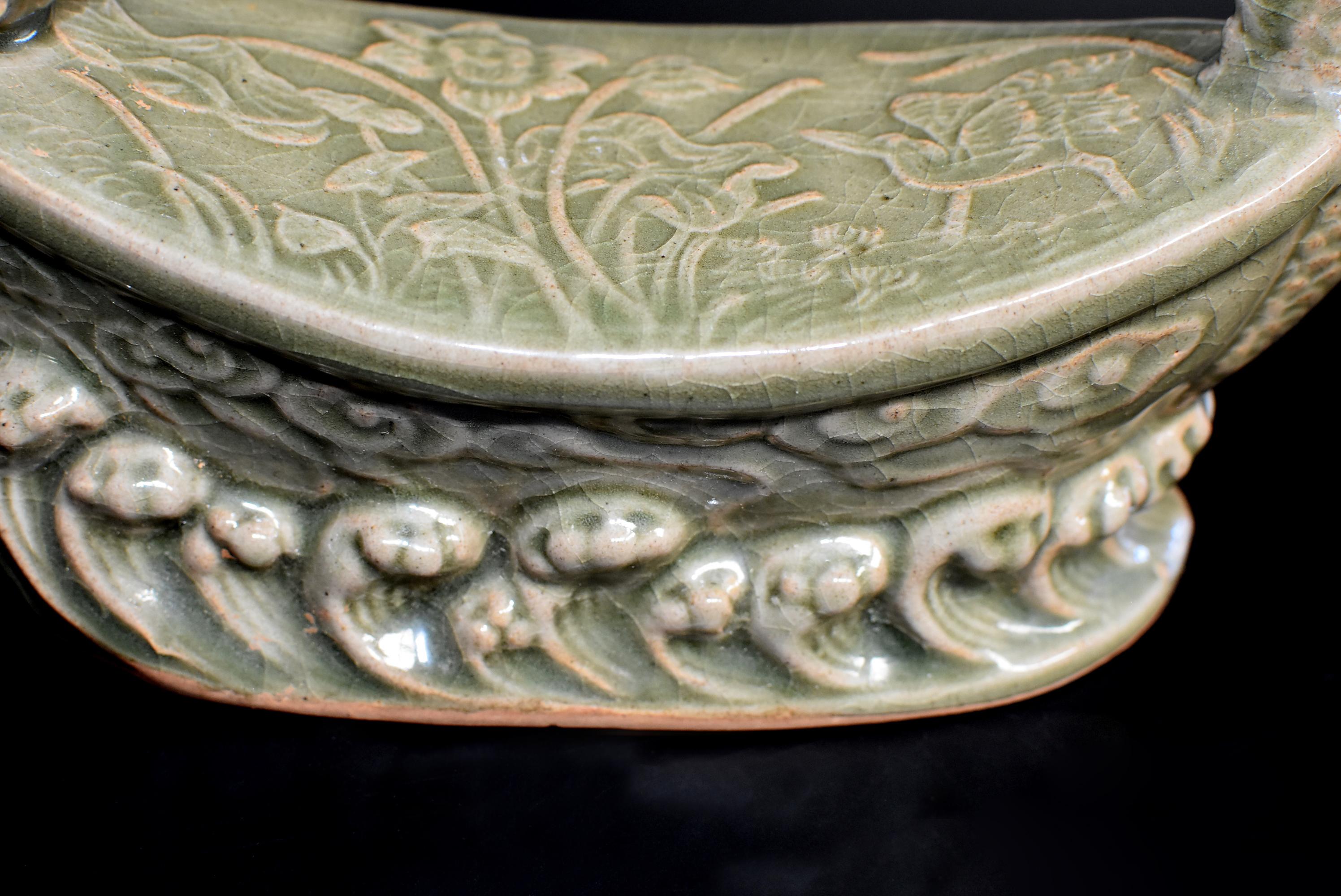 Coussin long en céramique Quan Kiln en forme de dragon en vente 2