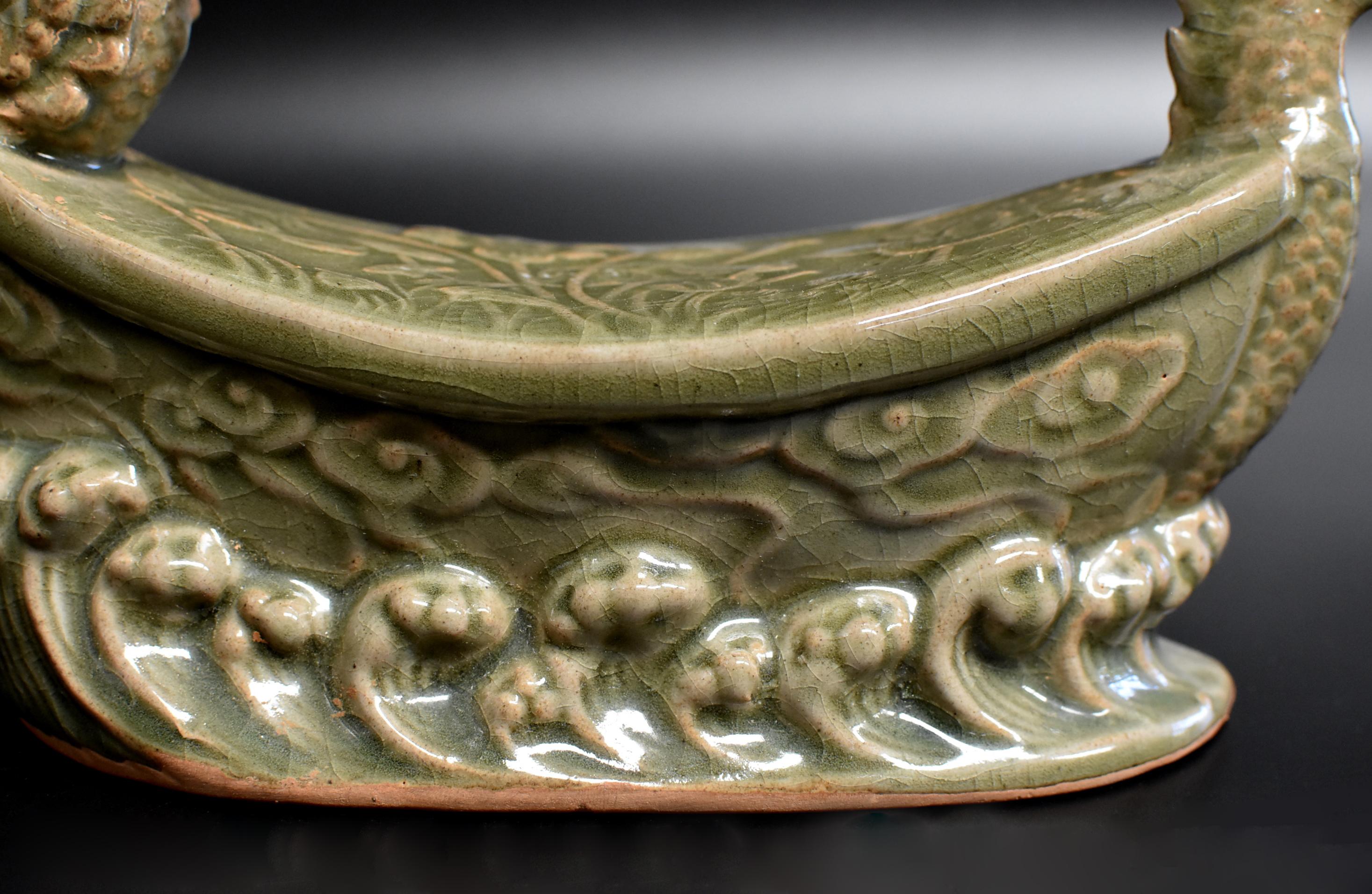 Coussin long en céramique Quan Kiln en forme de dragon en vente 3