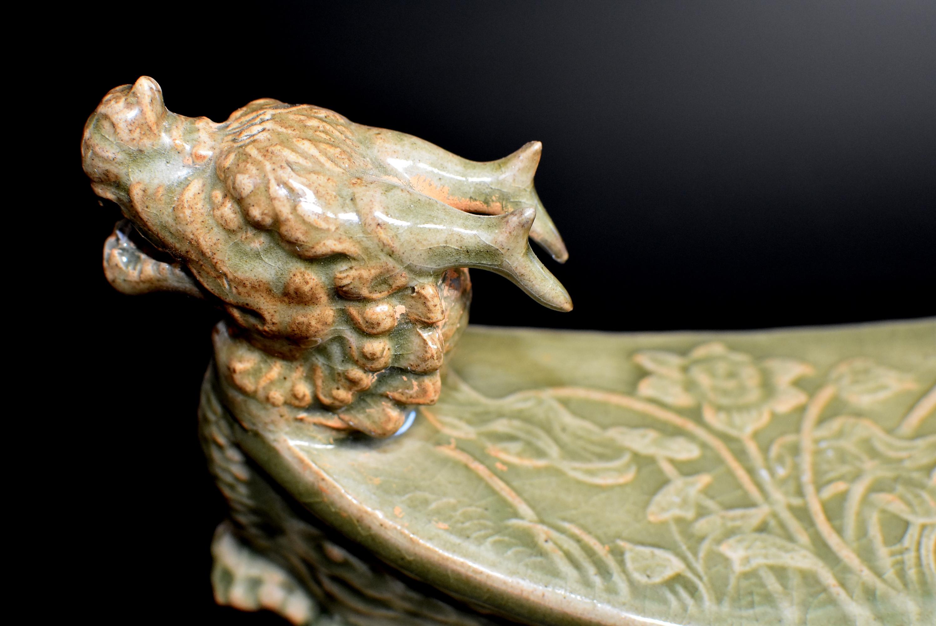 Céramique Coussin long en céramique Quan Kiln en forme de dragon en vente