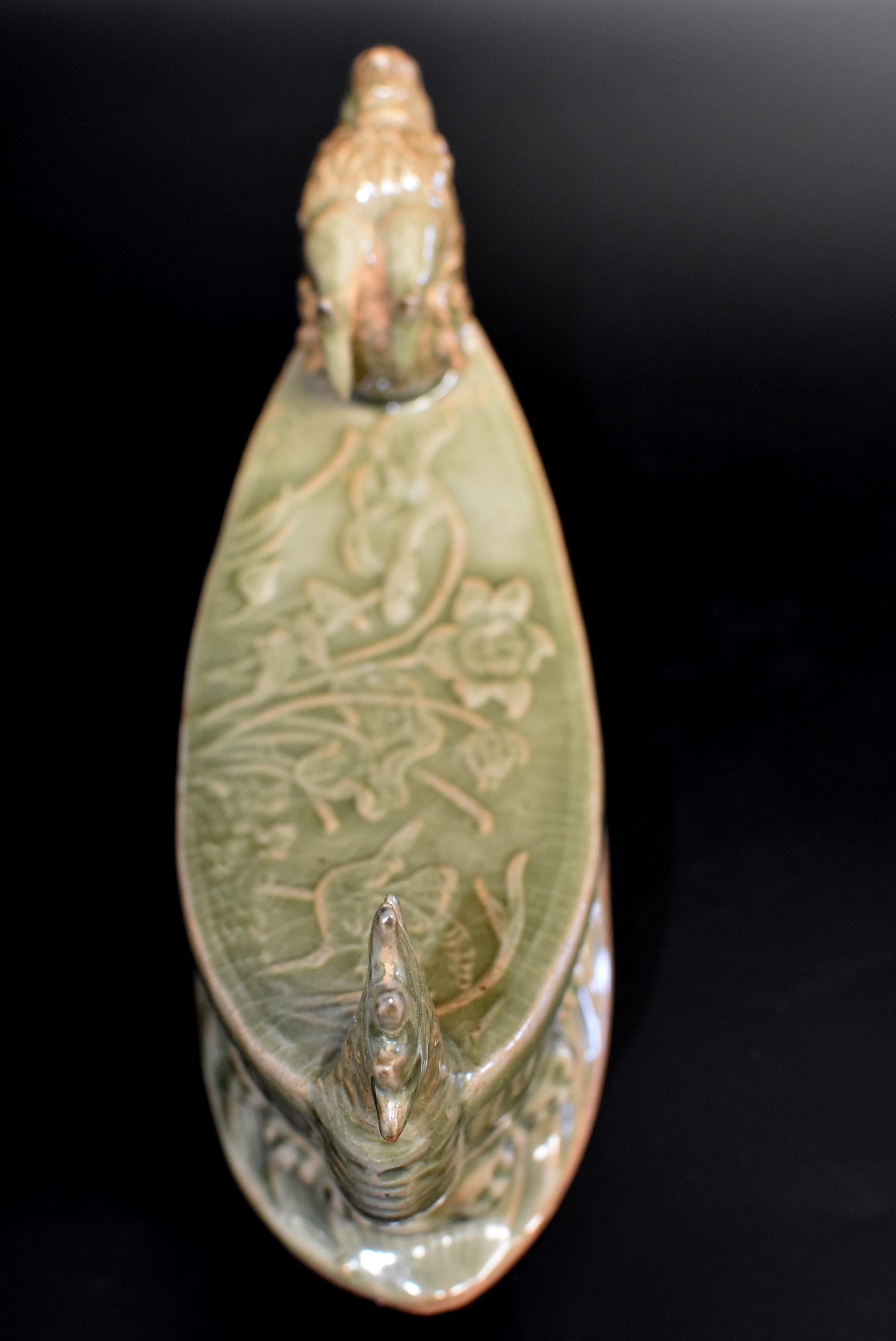 Coussin long en céramique Quan Kiln en forme de dragon en vente 4
