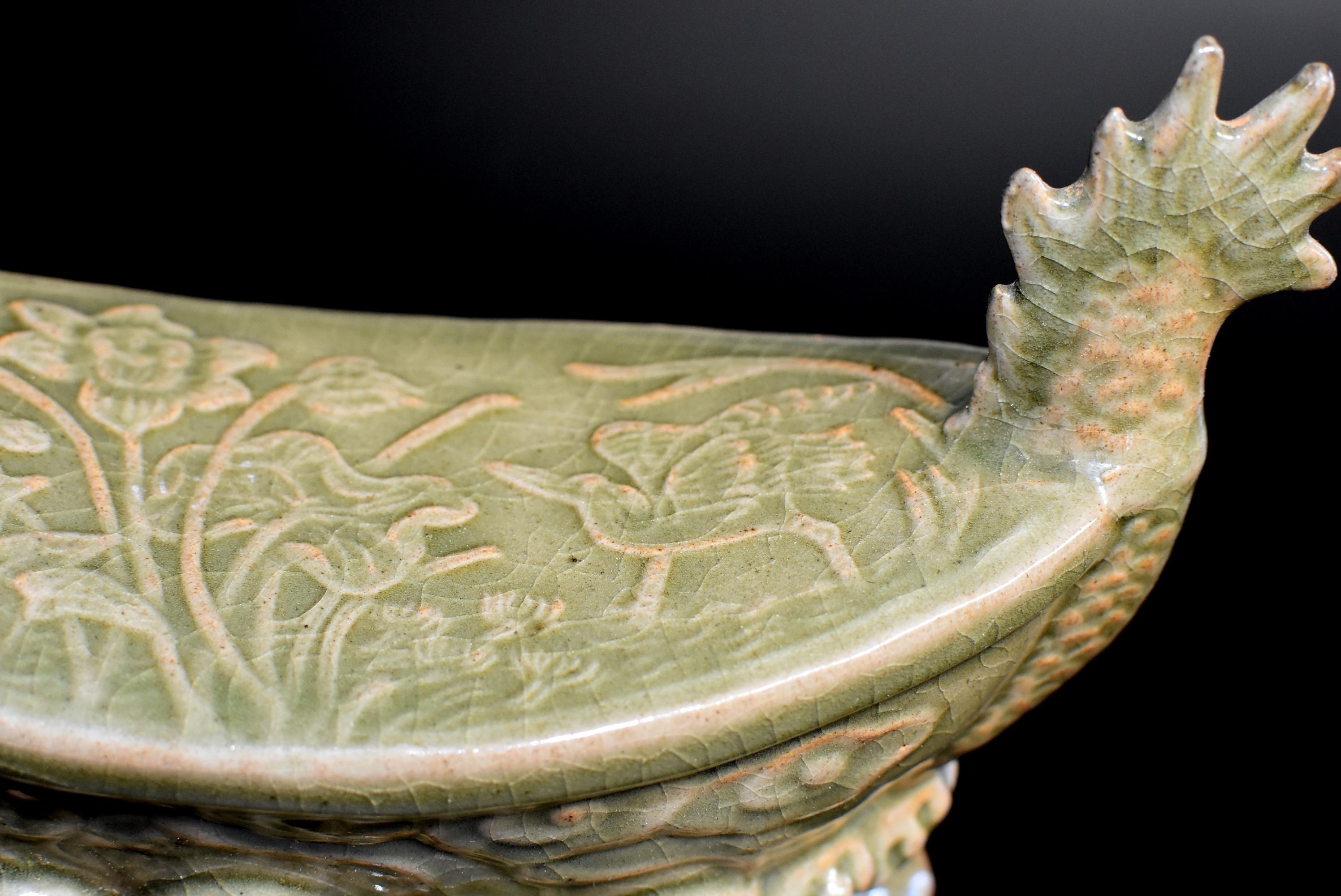 Coussin long en céramique Quan Kiln en forme de dragon en vente 1