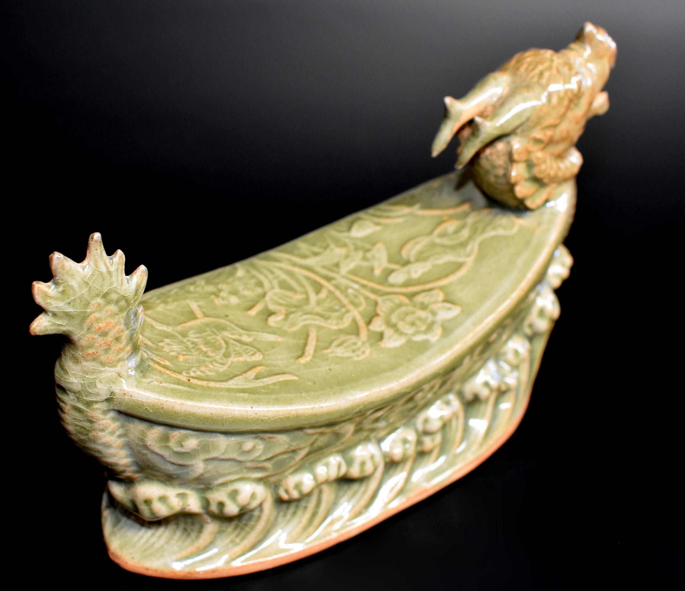 Coussin long en céramique Quan Kiln en forme de dragon en vente 5