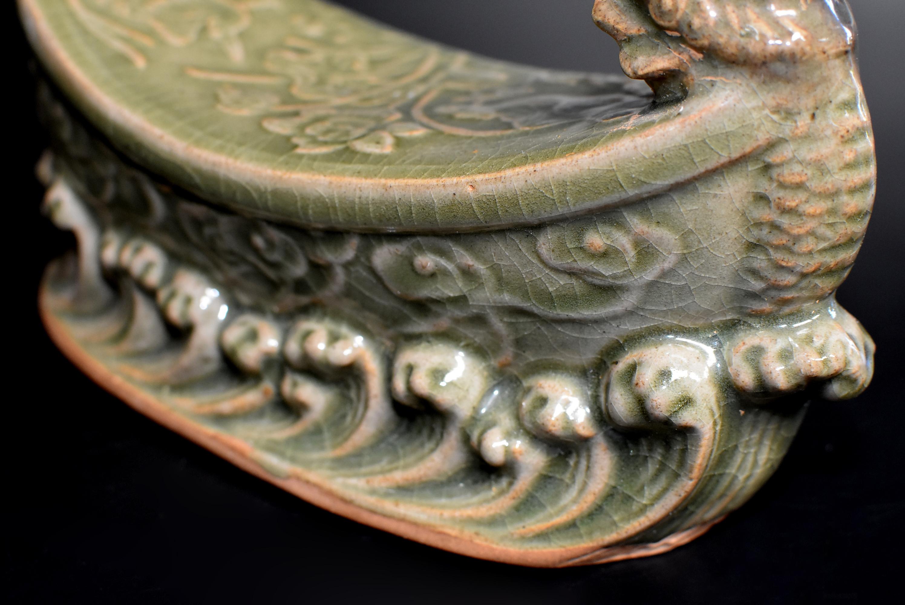 Coussin long en céramique Quan Kiln en forme de dragon en vente 6