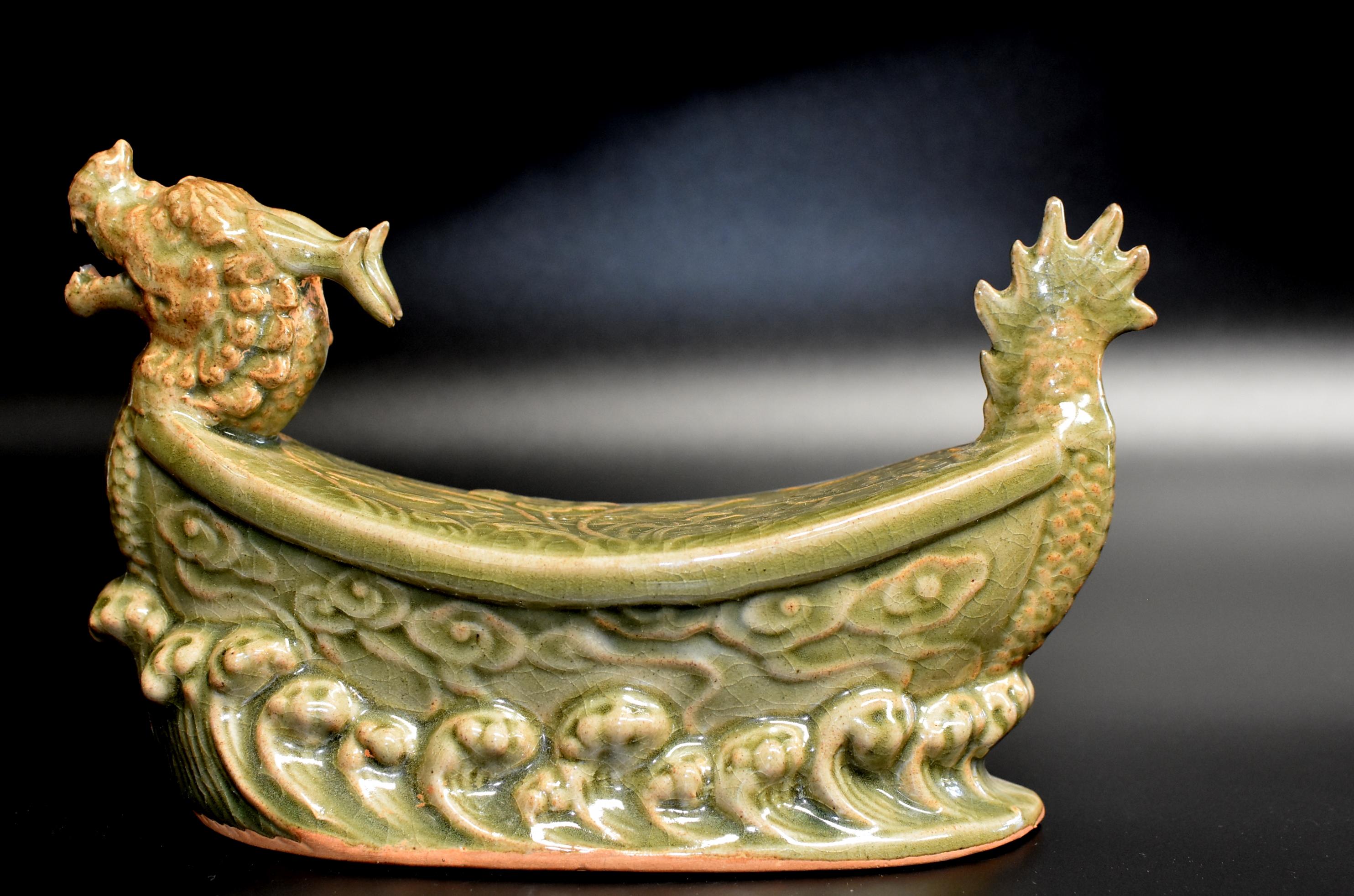 Coussin long en céramique Quan Kiln en forme de dragon en vente 7