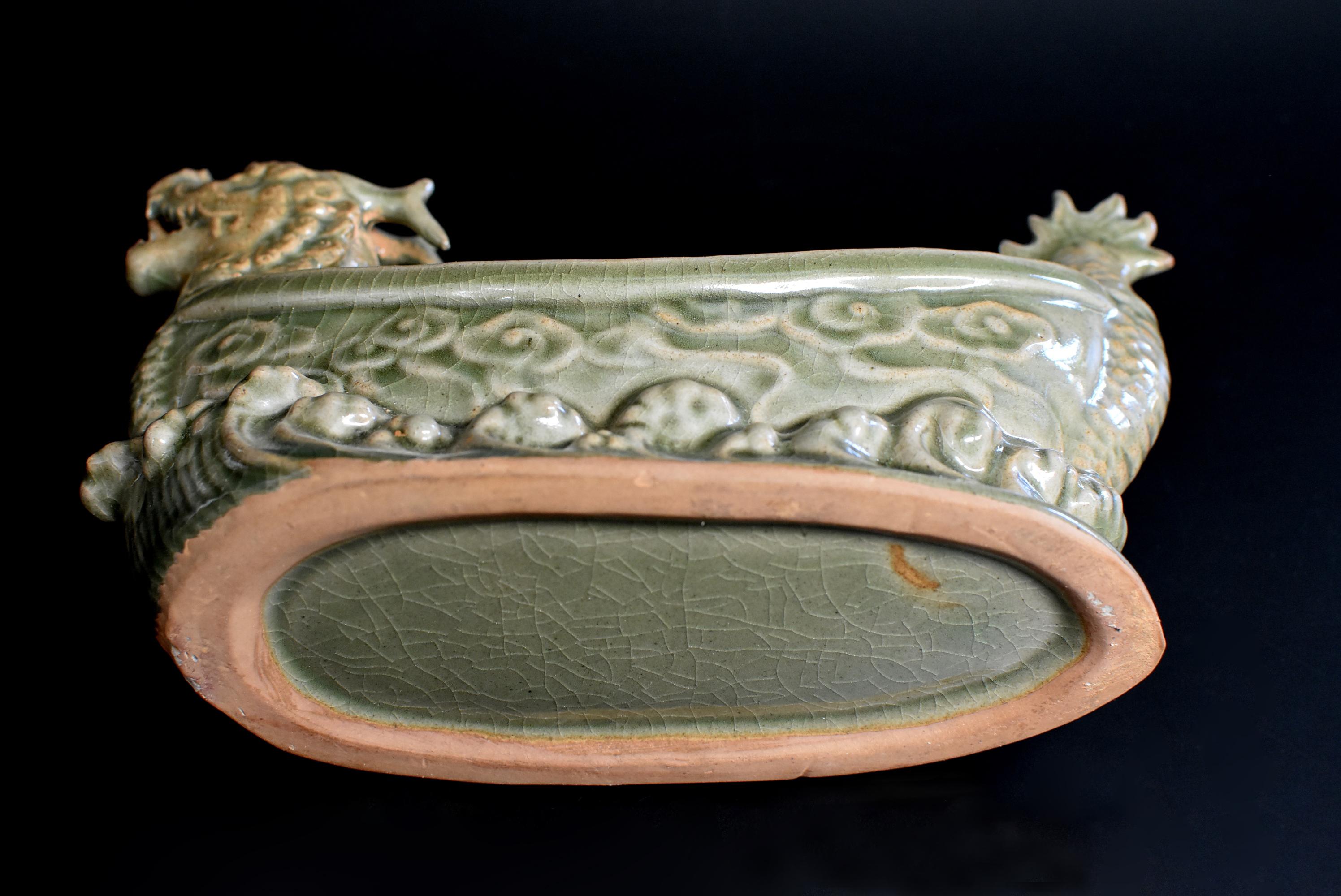 Coussin long en céramique Quan Kiln en forme de dragon en vente 8