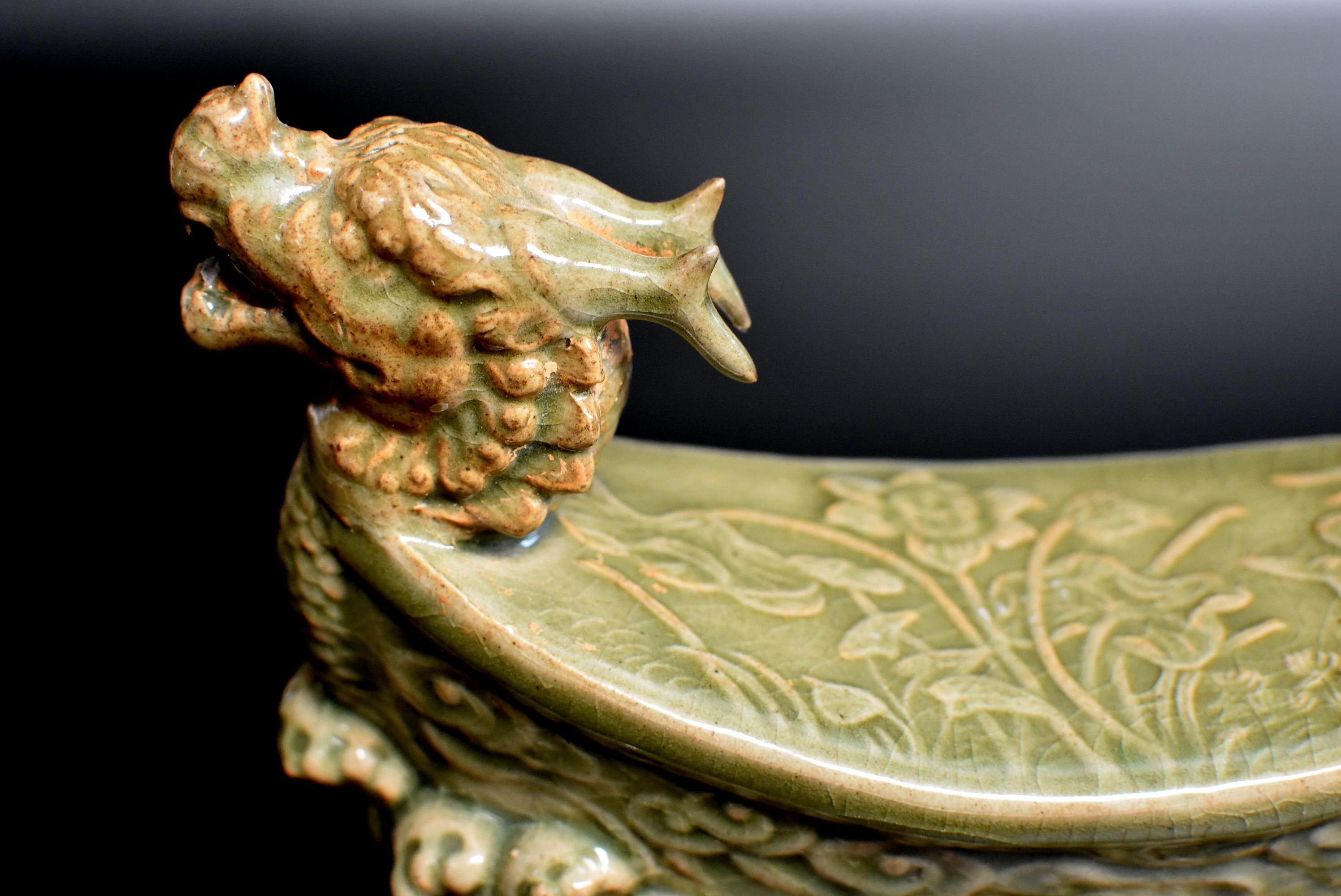 Chinois Coussin long en céramique Quan Kiln en forme de dragon en vente