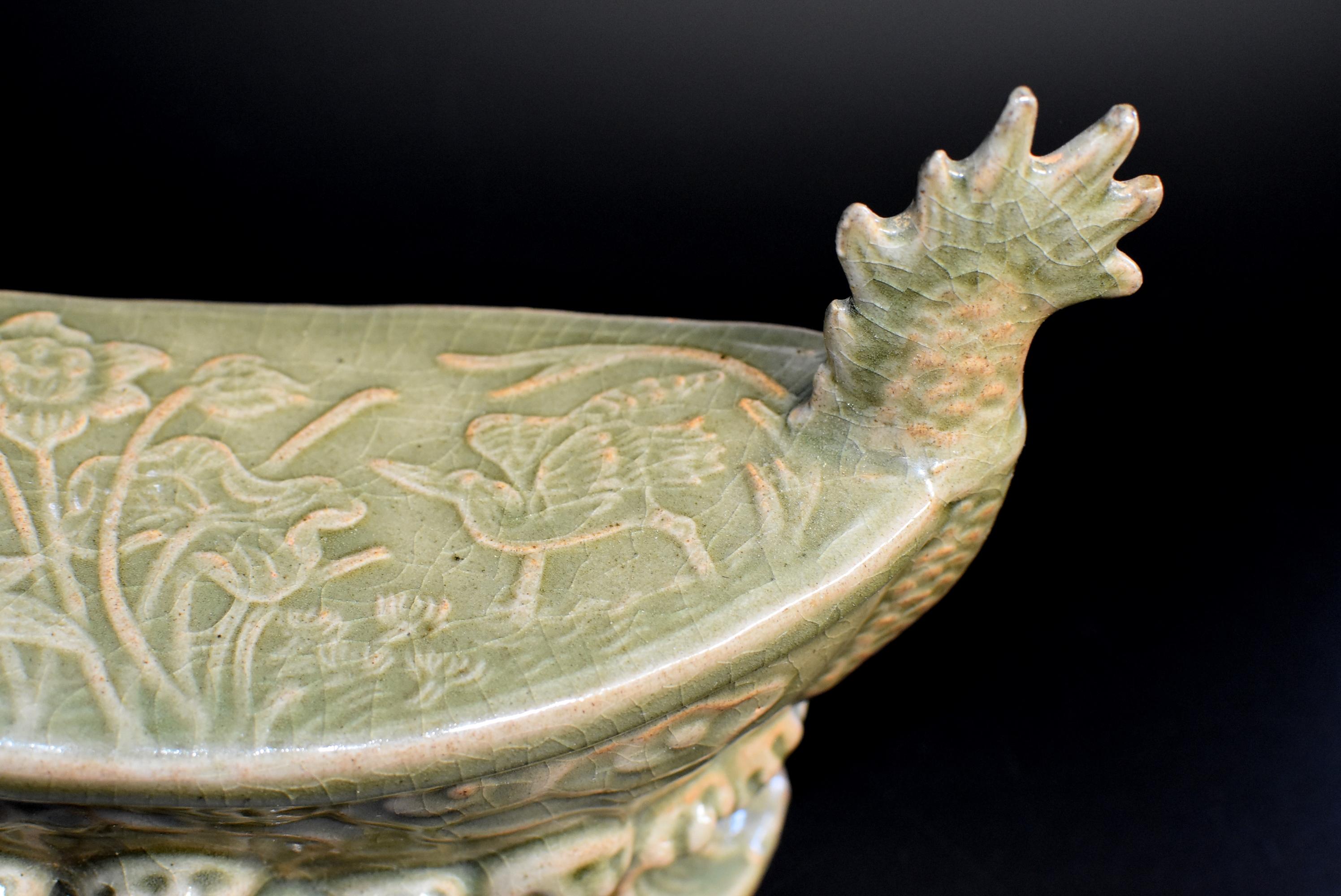 Coussin long en céramique Quan Kiln en forme de dragon Bon état - En vente à Somis, CA