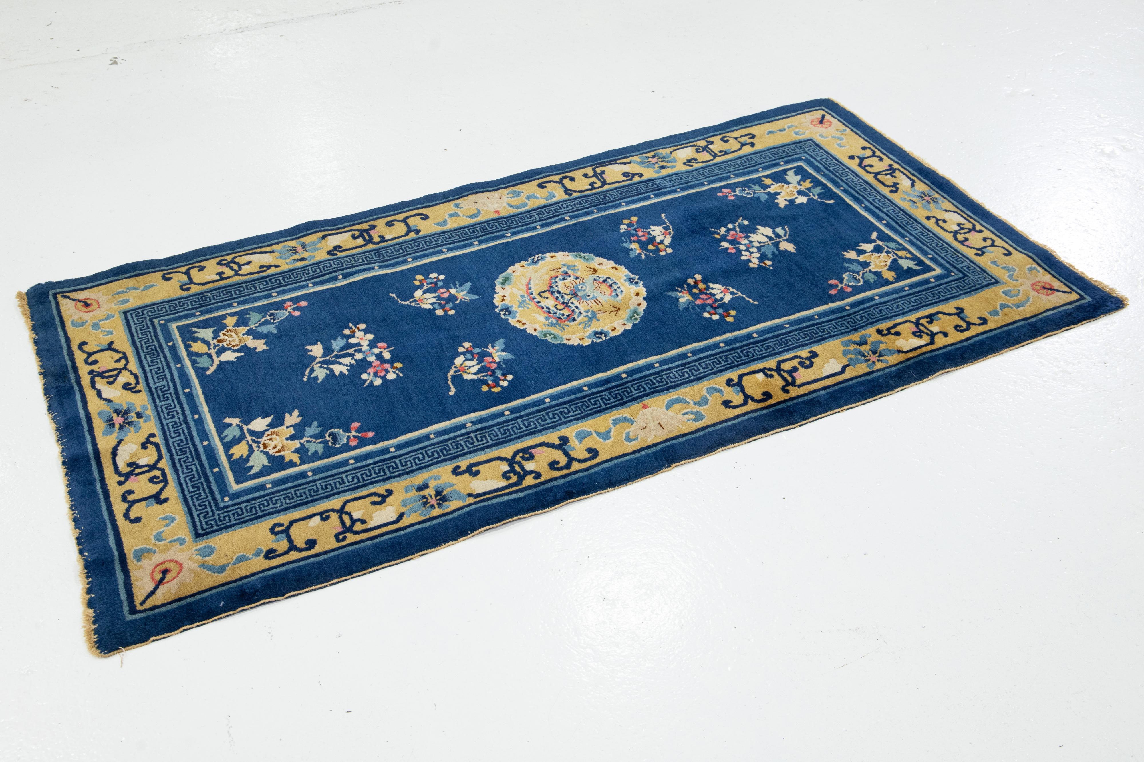 Chippendale chinois Tapis chinois vintage en laine de Pékin fait à la main en bleu en vente