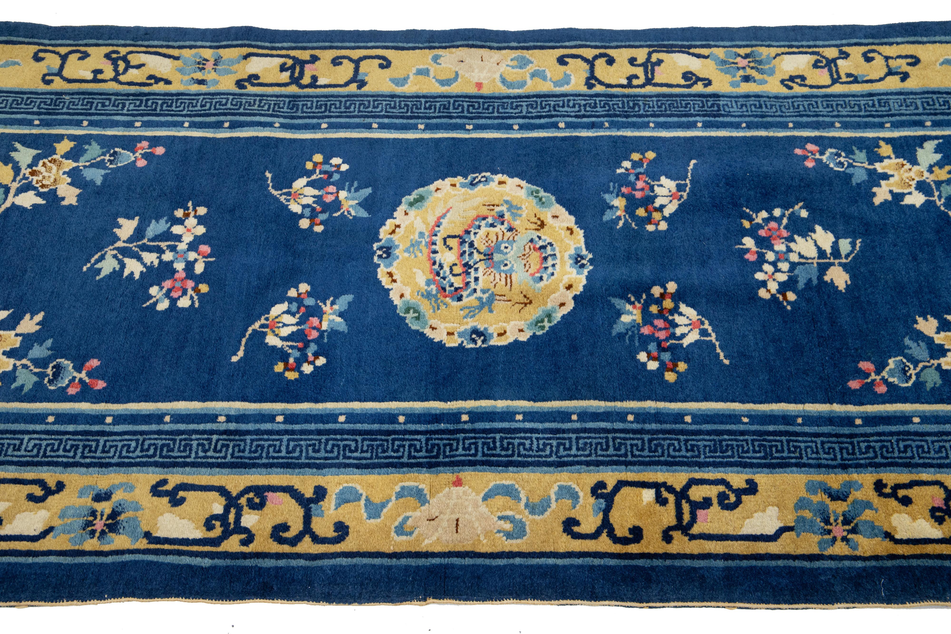 Tapis chinois vintage en laine de Pékin fait à la main en bleu Excellent état - En vente à Norwalk, CT