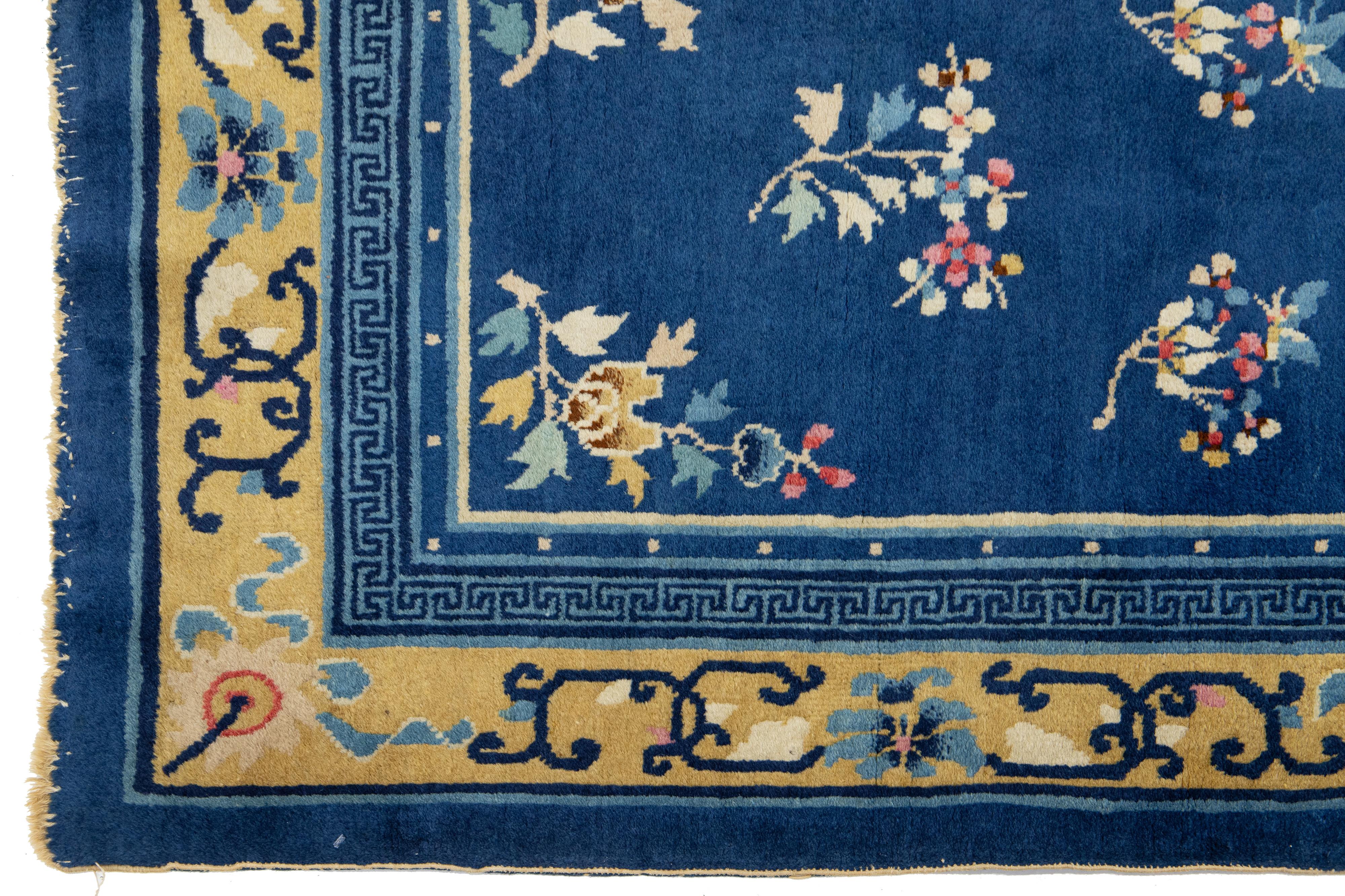 Milieu du XXe siècle Tapis chinois vintage en laine de Pékin fait à la main en bleu en vente