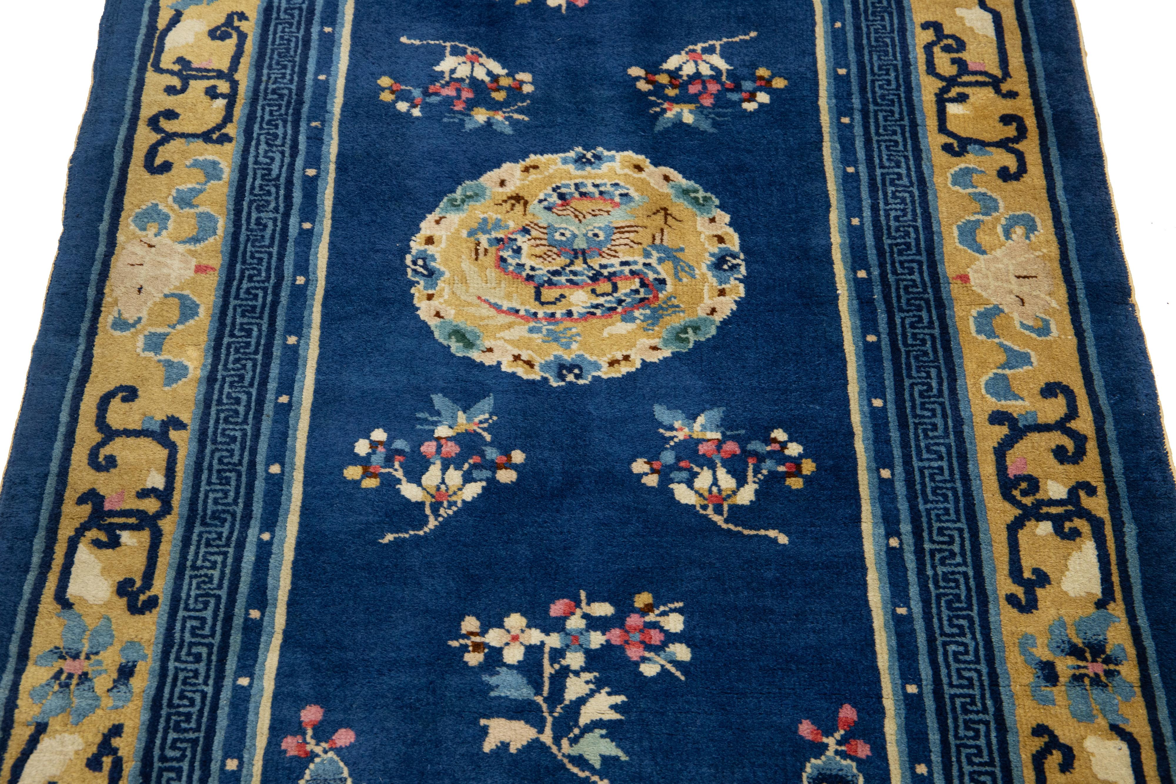 Laine Tapis chinois vintage en laine de Pékin fait à la main en bleu en vente