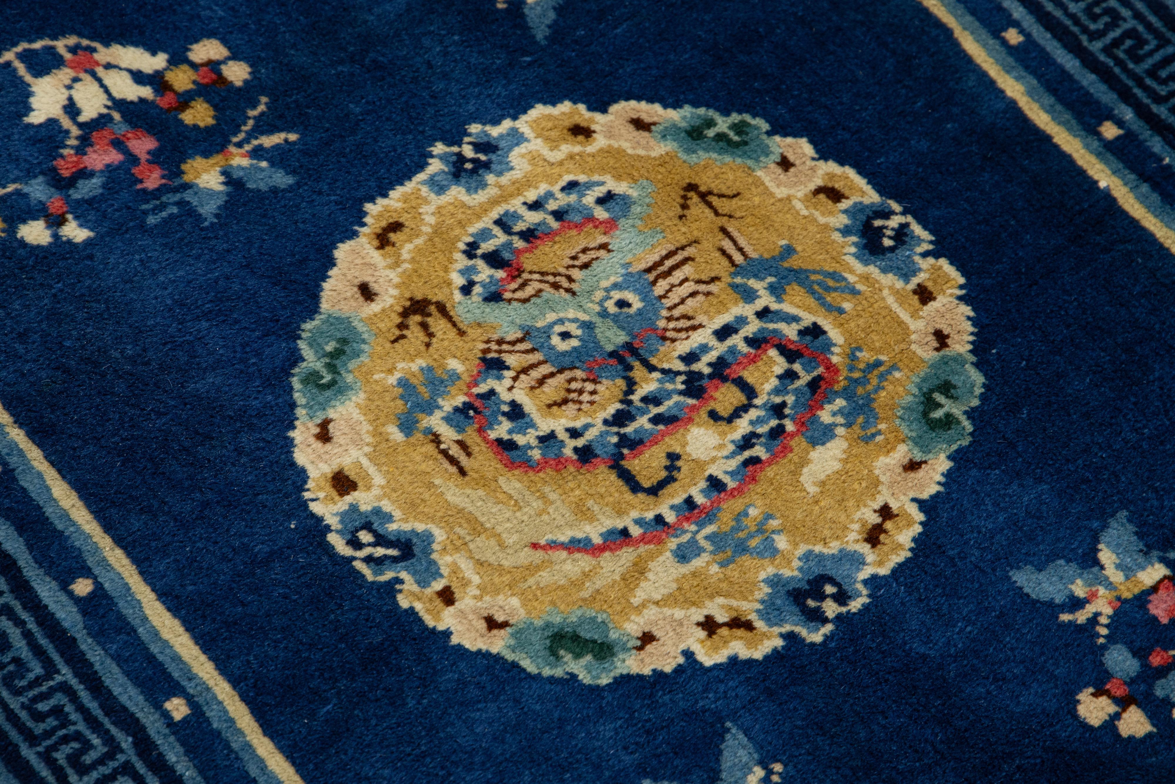 Tapis chinois vintage en laine de Pékin fait à la main en bleu en vente 1